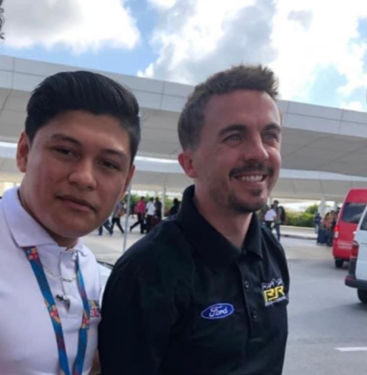 Frankie Muniz con fans en el aeropuerto de cancún 
(Foto: Twitter)
