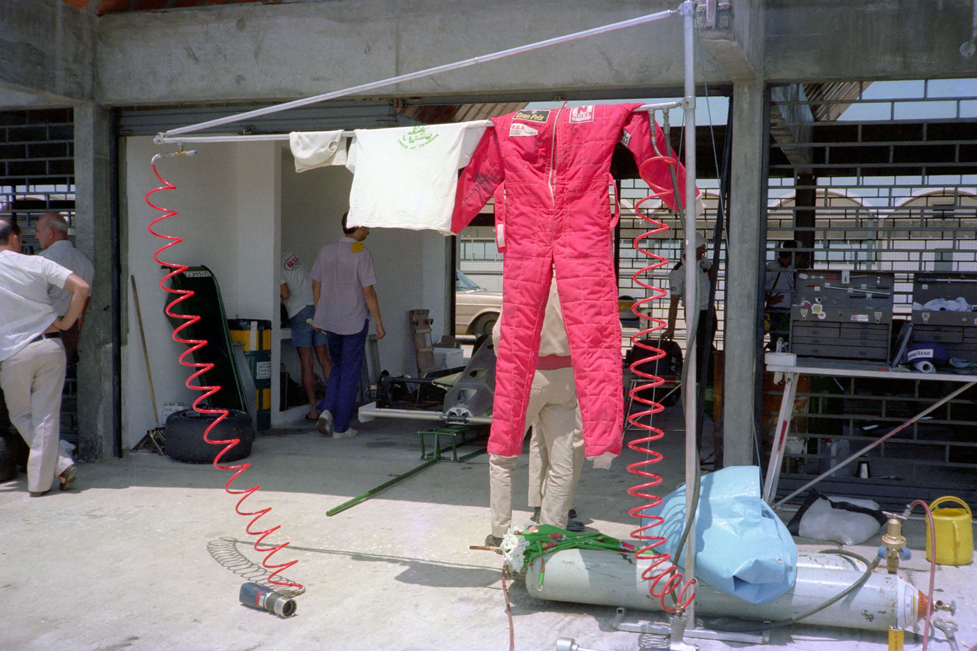 El buzo de Reutemann colgado en Brasil. Símbolo del adios que fue definitivo tras abadonar en Río de Janeiro 82 (foto Alejandro de Brito)