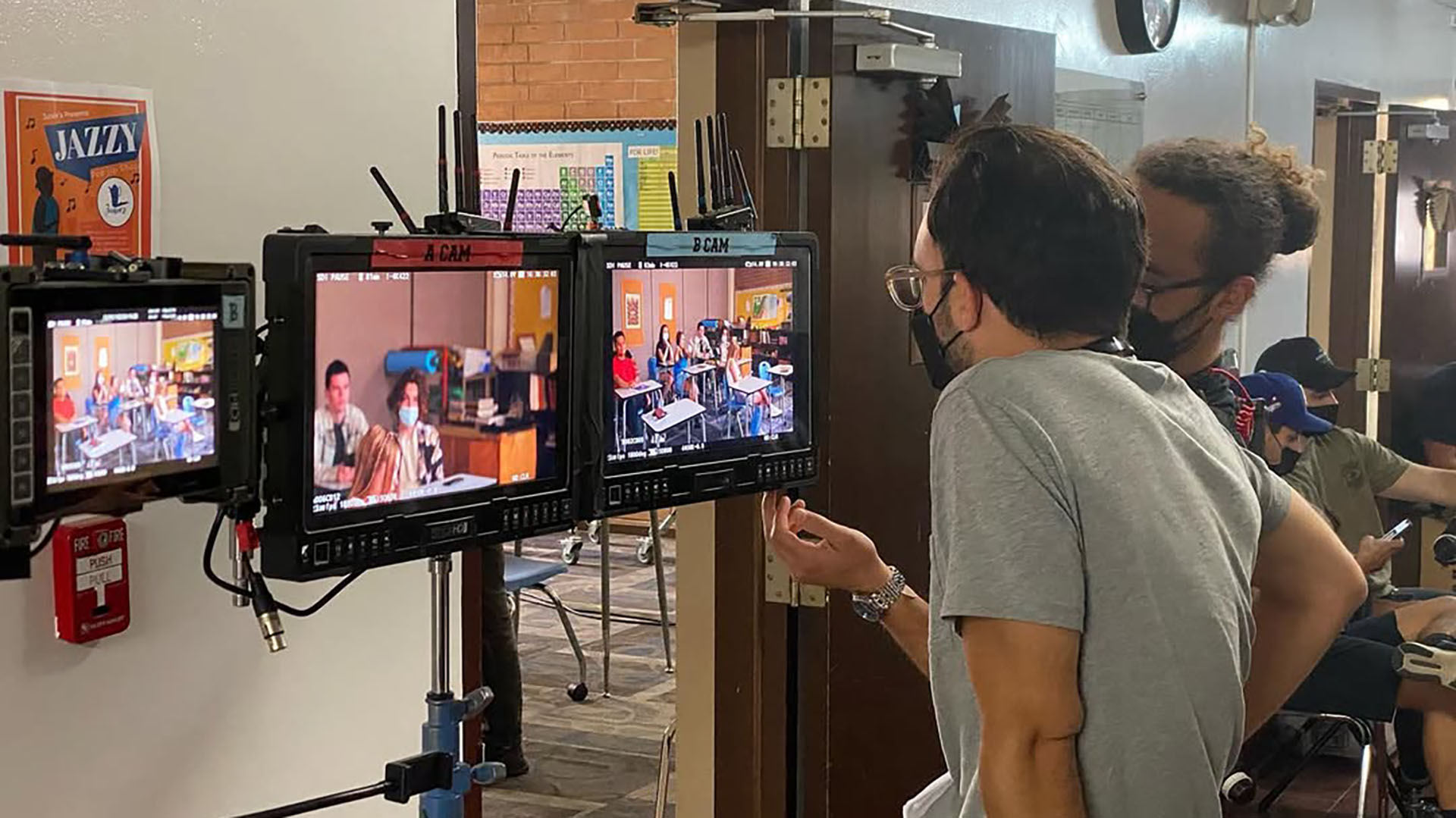 Video: manejaba en ojotas, perdió el control de su auto y atropelló a tres mujeres que cruzaban la calle