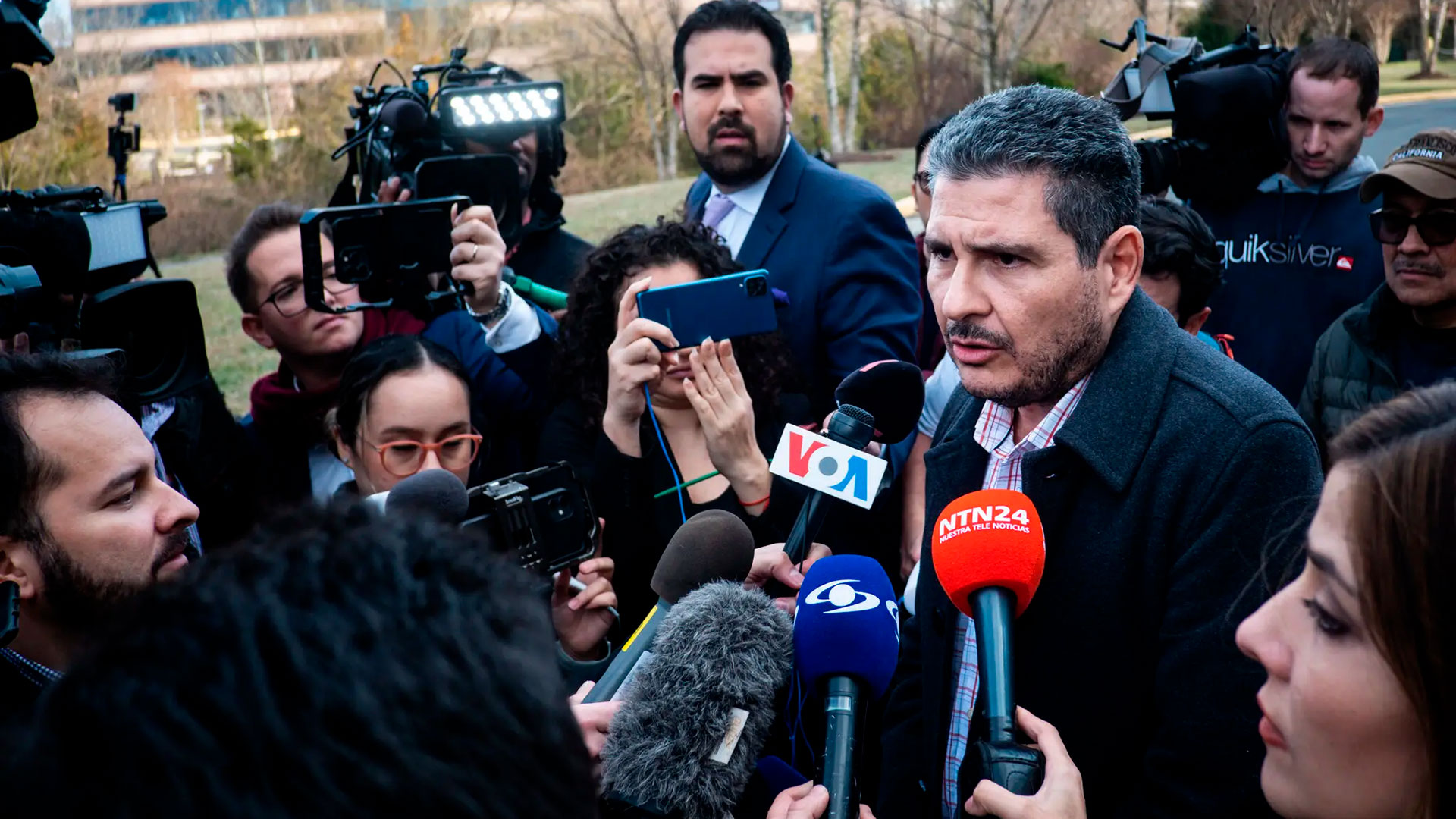 Juan Sebastián Chamorro habla con los periodistas tras llegar a Estados Unidos, el mes pasado (New York Times)