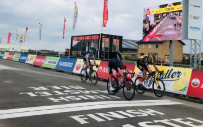 Wout Van Aert gana la Amstel Gold Race por 'foto finish'.