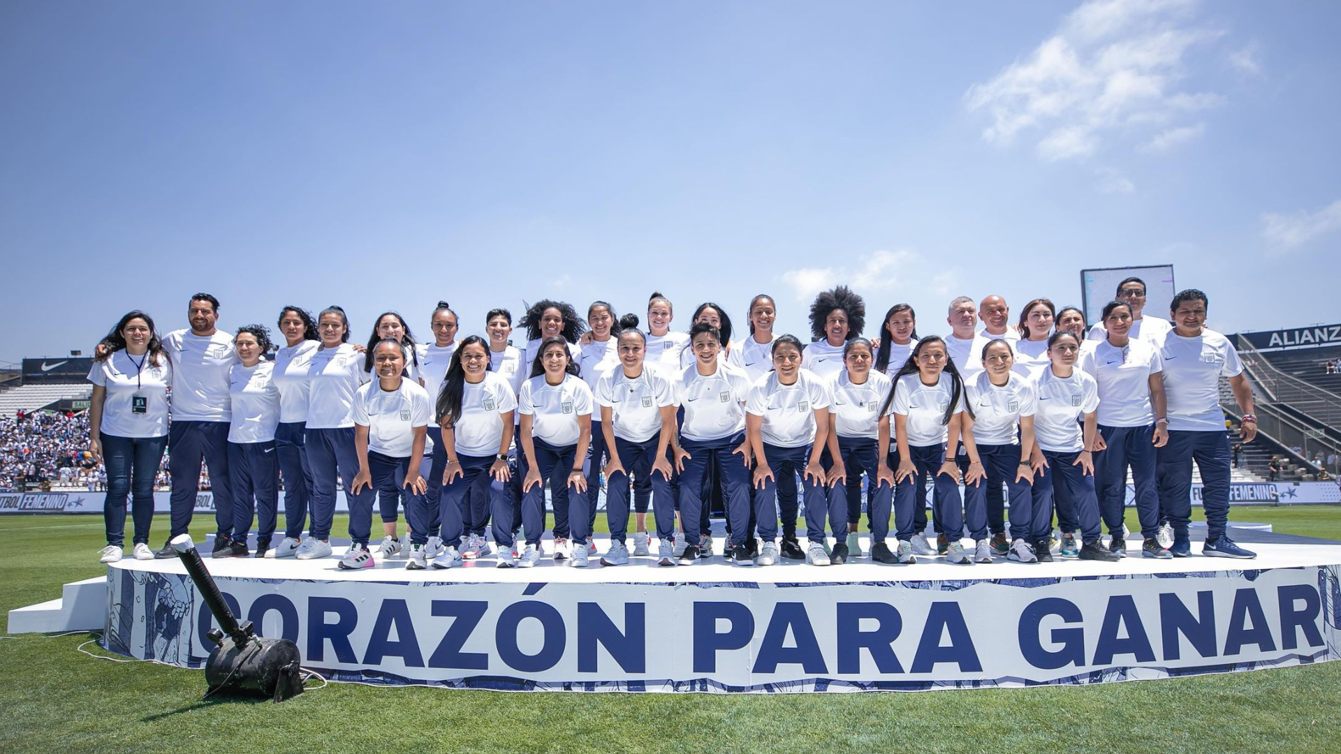 El equipo de La Victoria fue presentado en la 'Tarde Blanquiazul' de cara a la Liga Femenina 2023. (alianzalimafemenino)