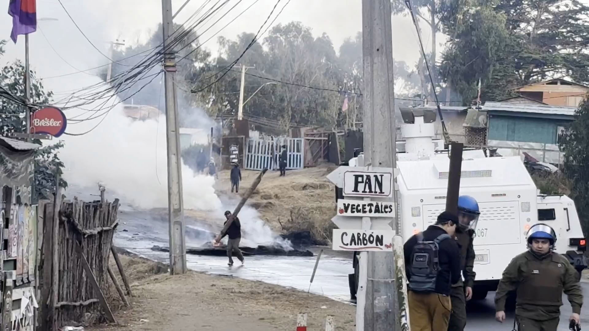 Una camioneta rompió una reja perimetral y se subió a una plazoleta en Recoleta