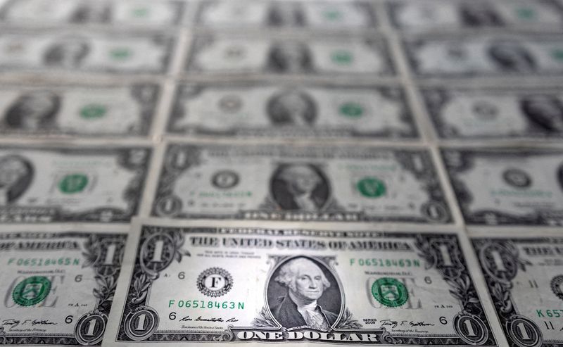 Ilustración fotográfica con billetes de dólar. 14 febrero 2022. REUTERS/Dado Ruvic