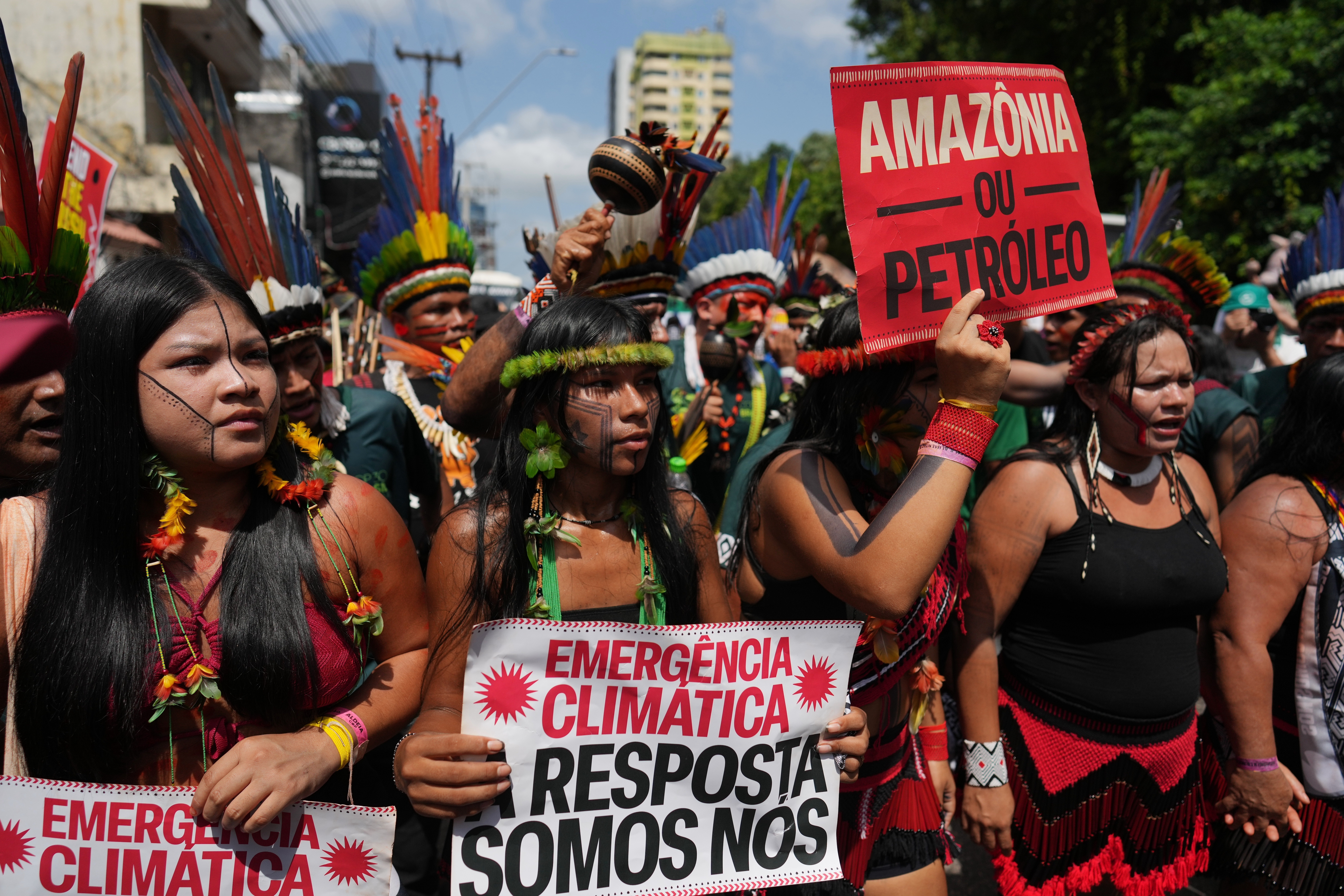 Brasil anunció la demarcación de 10 nuevas tierras indígenas en medio de protestas en la COP30  