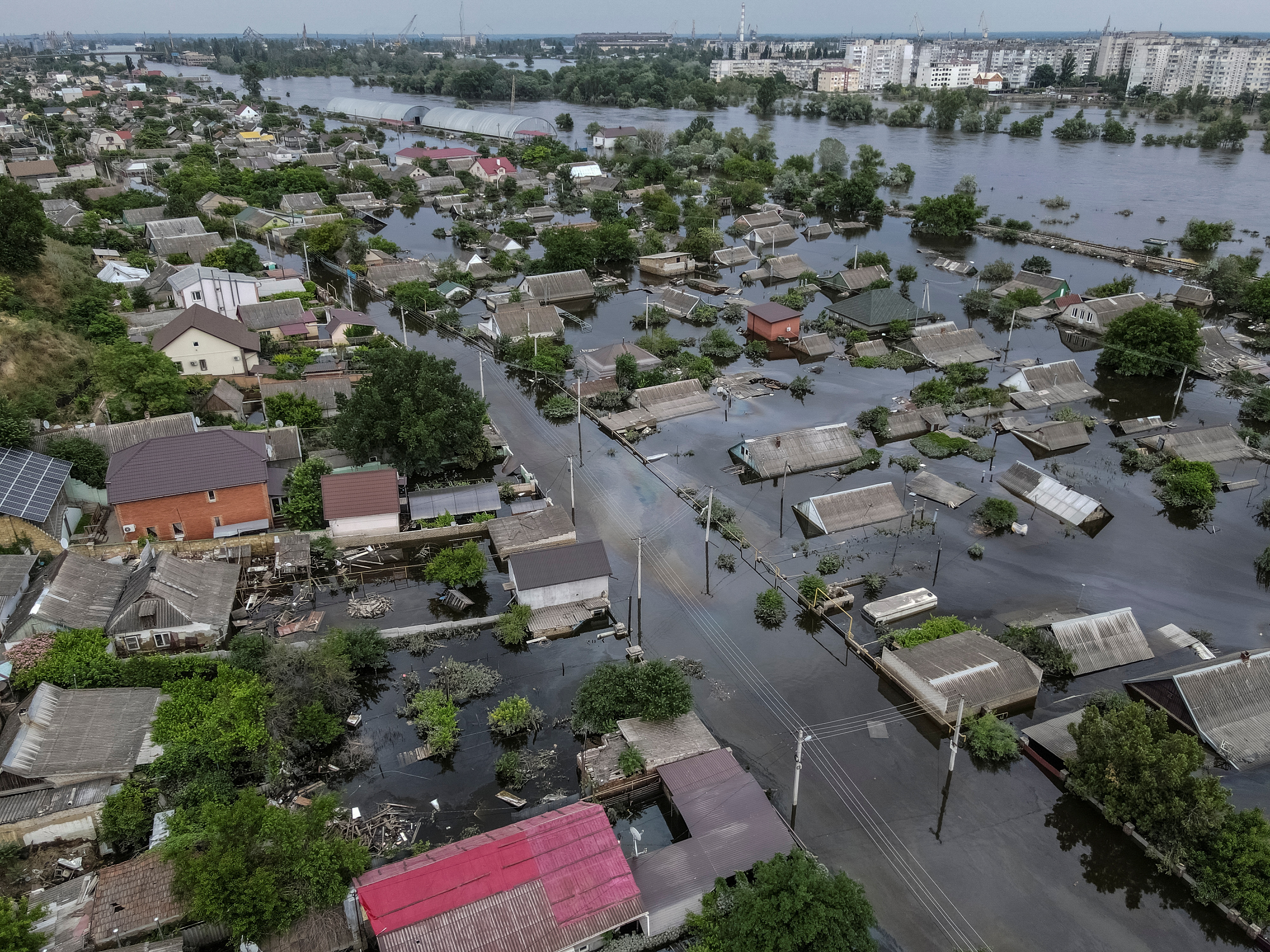 Una vista aérea muestra una zona inundada tras la rotura de la presa de Nova Kakhovka, en medio del ataque de Rusia a Ucrania, en Kherson, Ucrania 10 de junio 2023. REUTERS/Inna Varenytsia