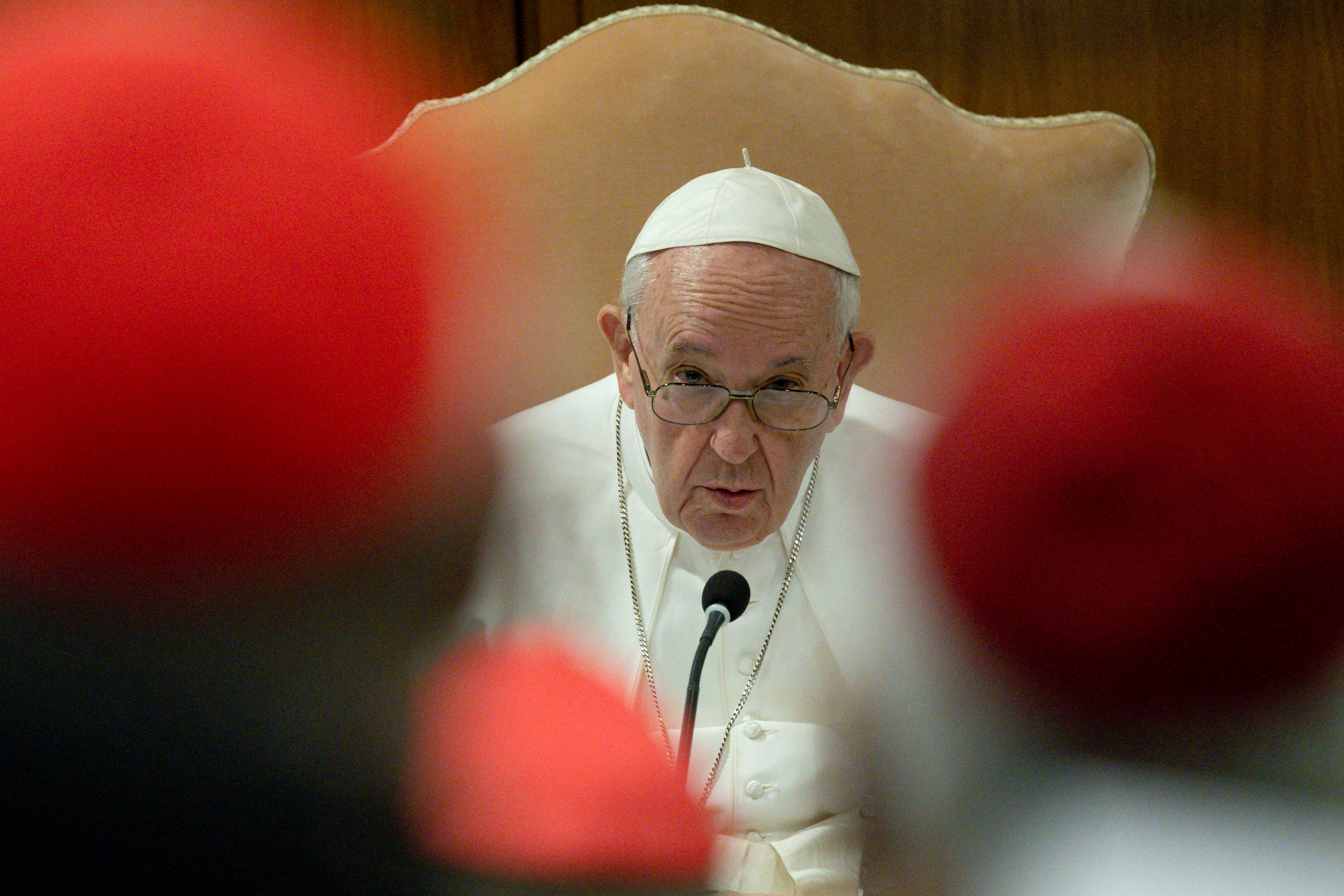 Francisco hablando con los cardenales. Vatican Media/­Handout via REUTERS    