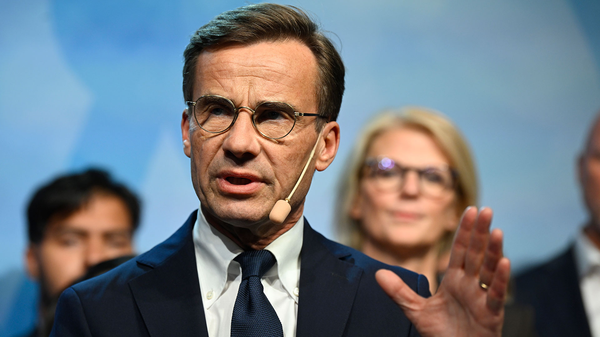 El líder del partido moderado, Ulf Kristersson, pronuncia un discurso en el Clarion Sign Hotel el domingo 11 de septiembre de 2022 por la noche. (Fredrik Sandberg/Agencia de noticias TT vía AP) 
