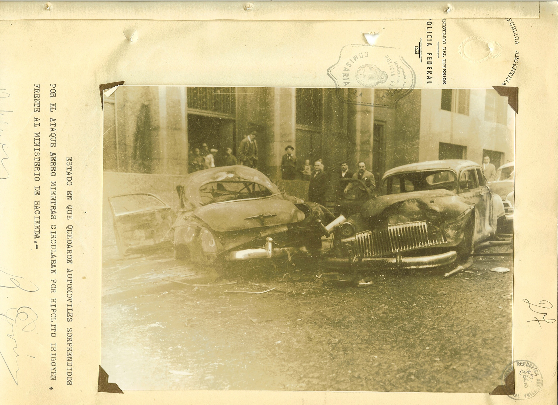 Dos autos destruidos. Otra consecuencia del intento de golpe de Estado contra Juan Domingo Perón.