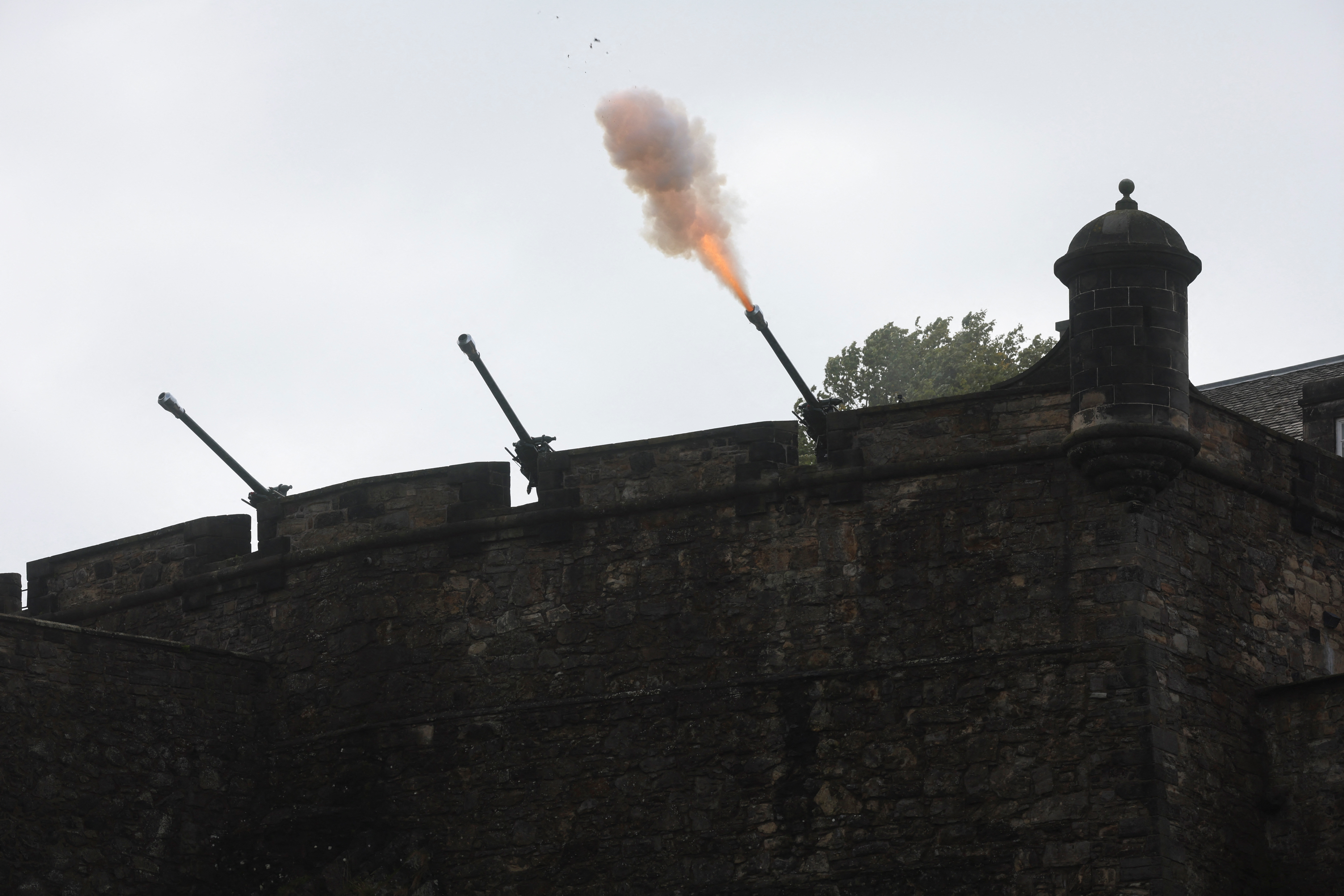 En Edimburgo también se dispararon salvas de cañón (REUTERS/Lee Smith)