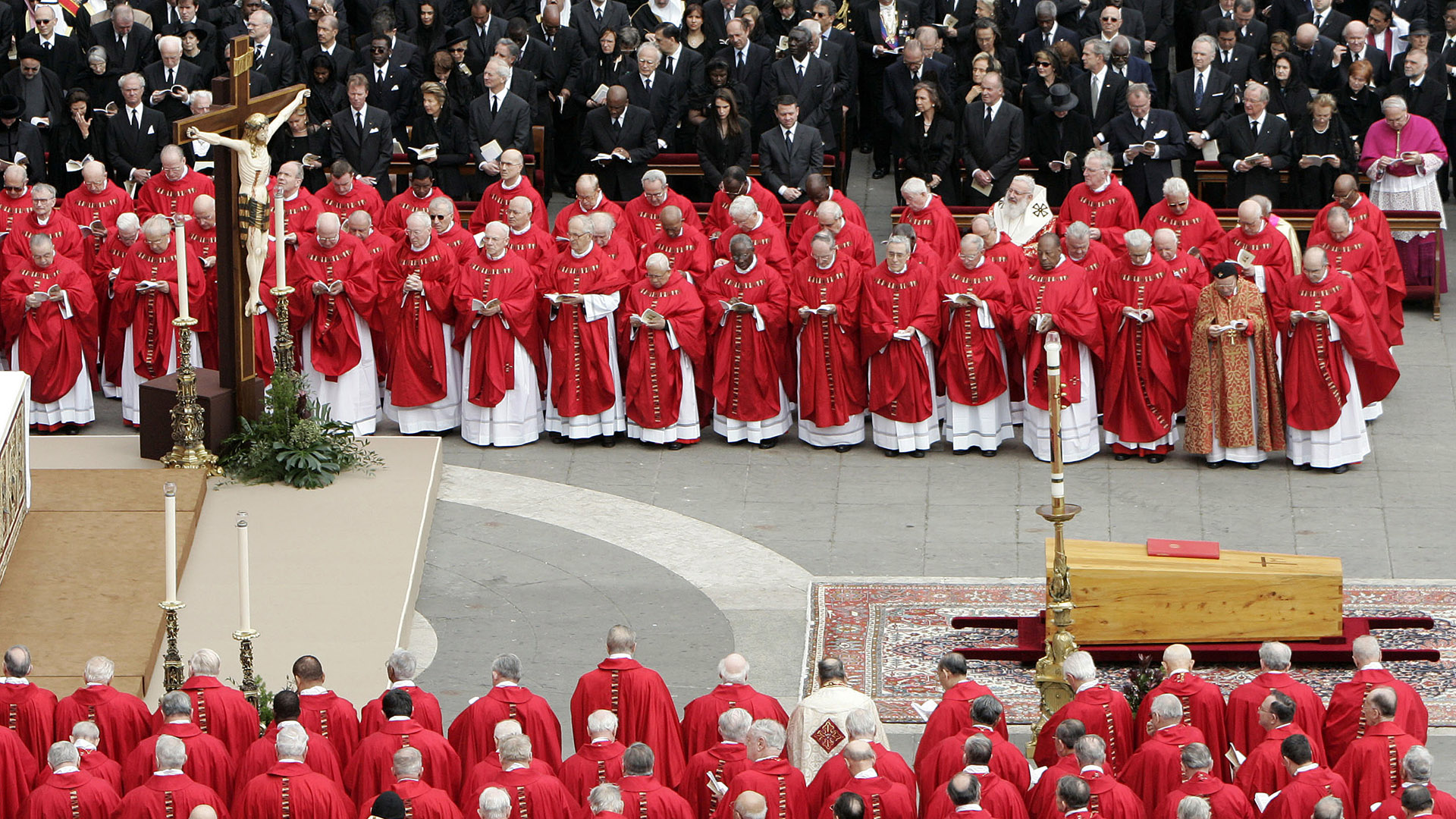 Cardenales, obispos, reyes, jefes de Estado y Gobierno y otros dignatarios asistieron a los funerales de Juan Pablo II, cuyo cuerpo descansaba en un sobrio ataúd de madera de ciprés. REUTERS/Alessandro Bianchi (Abril de 2005)