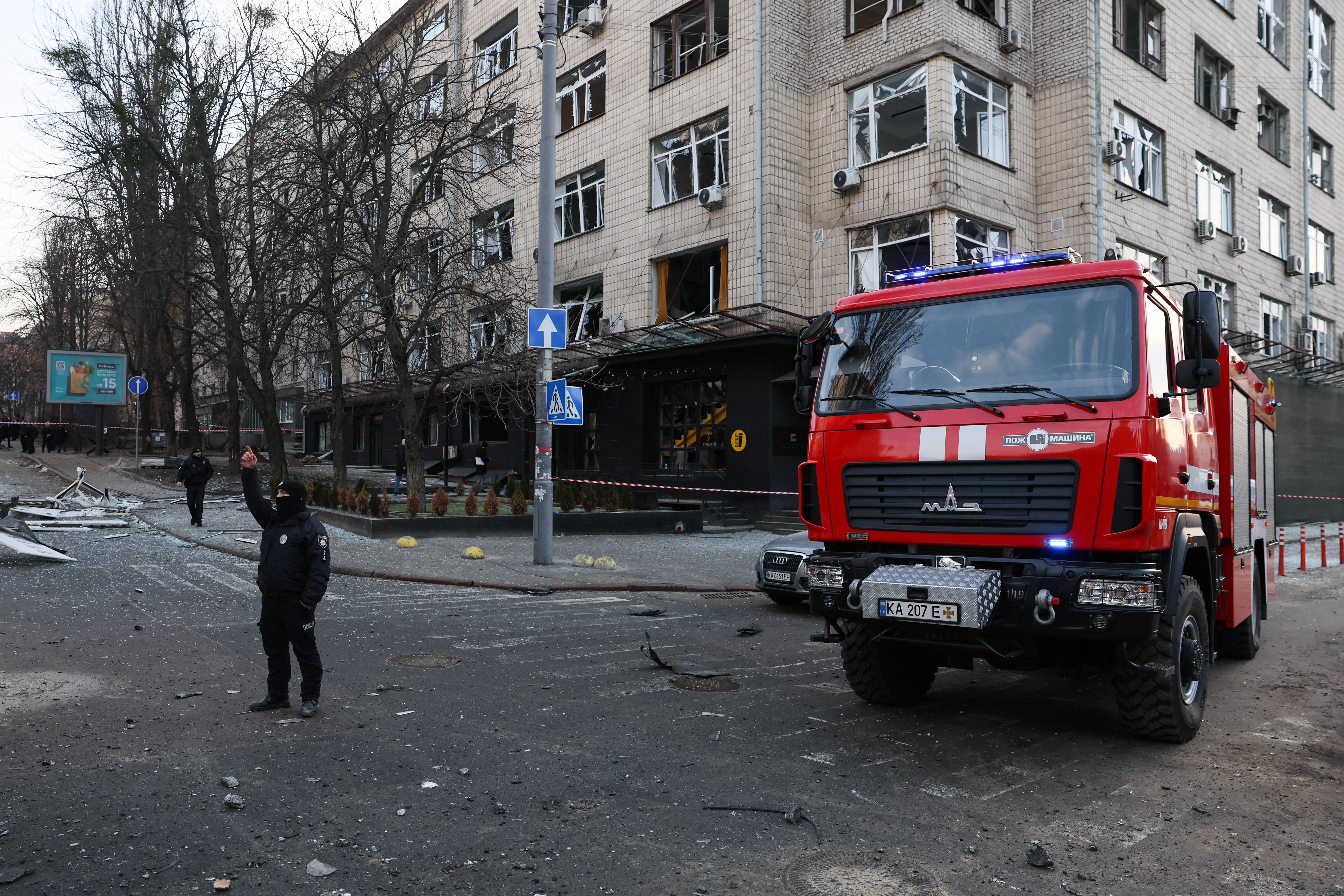 Una persona murió en el barrio de Solomiansky y varias resultaron heridas (REUTERS/Gleb Garanich)