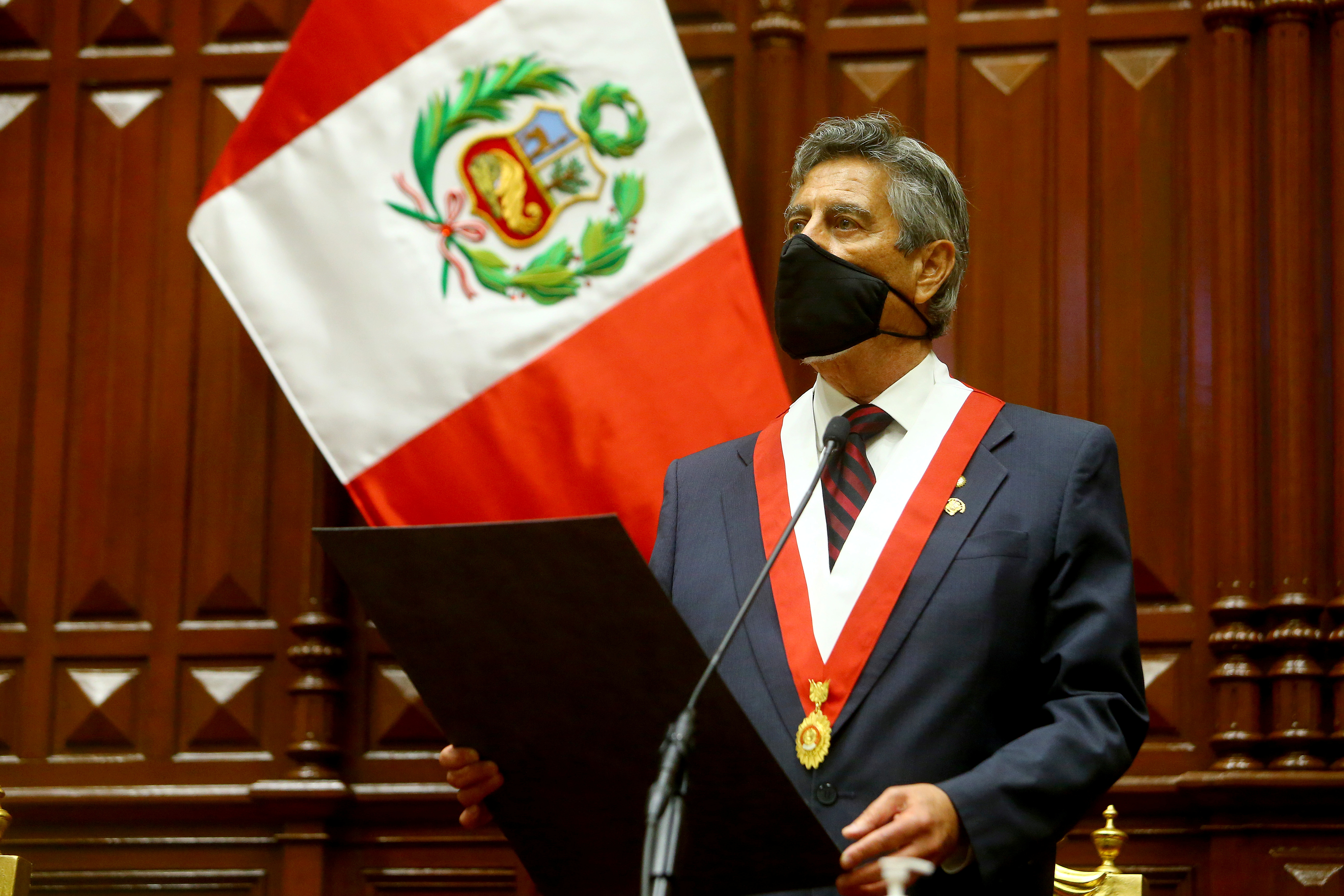 Francisco Sagasti asumió como presidente interino de Perú (Luis Iparraguirre/Presidency/Handout via REUTERS)