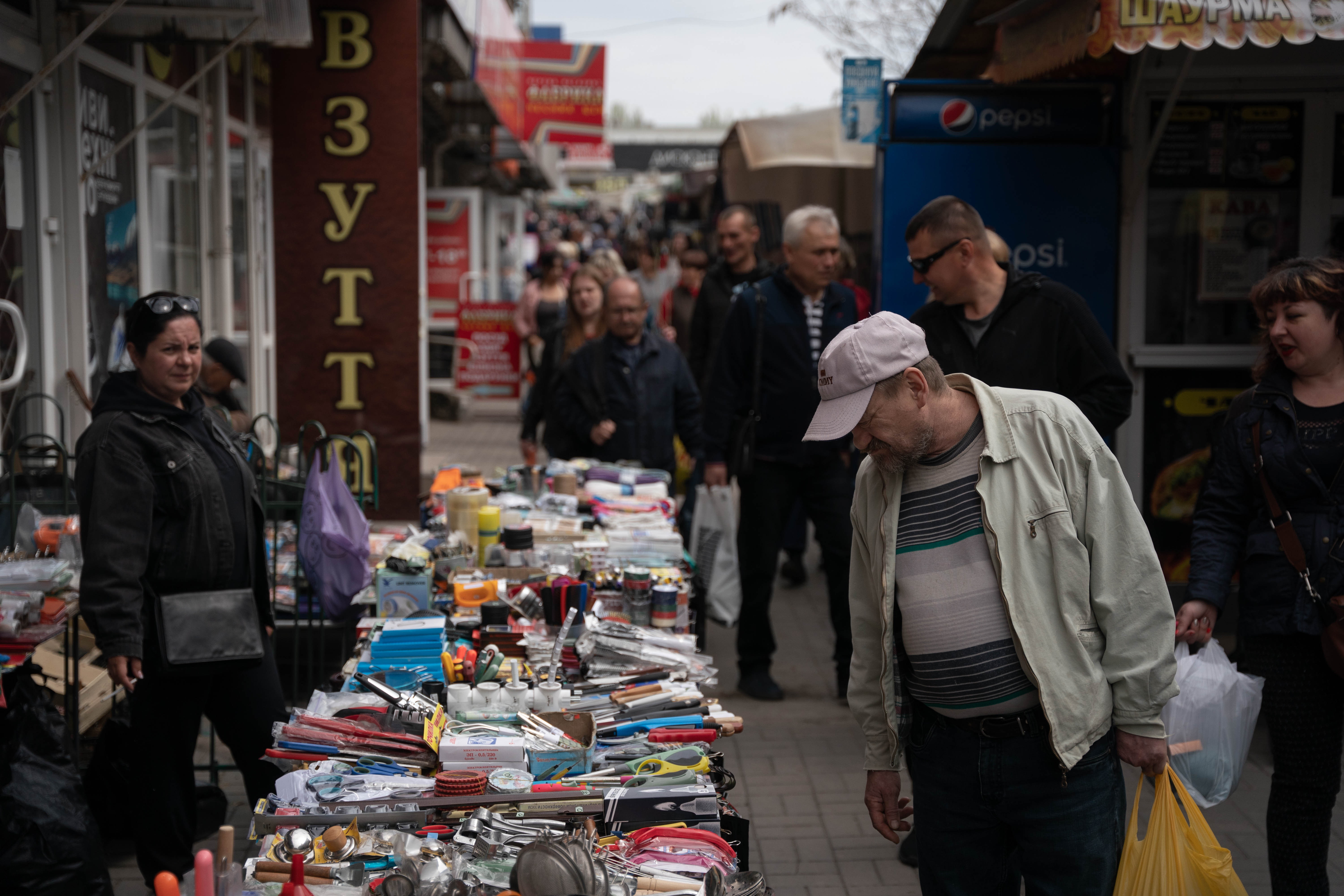 Un anciano de Zaporiyia recorre el mercadito que ofrece cosas baratas para el hogar y el uso personal. (Foto: Franco Fafasuli)