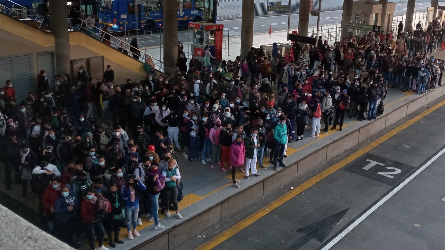 Bogotanos Reportan Falta De Buses En Transmilenio Y Aglomeraciones Tras Inicio De La Cuarentena Estricta Infobae