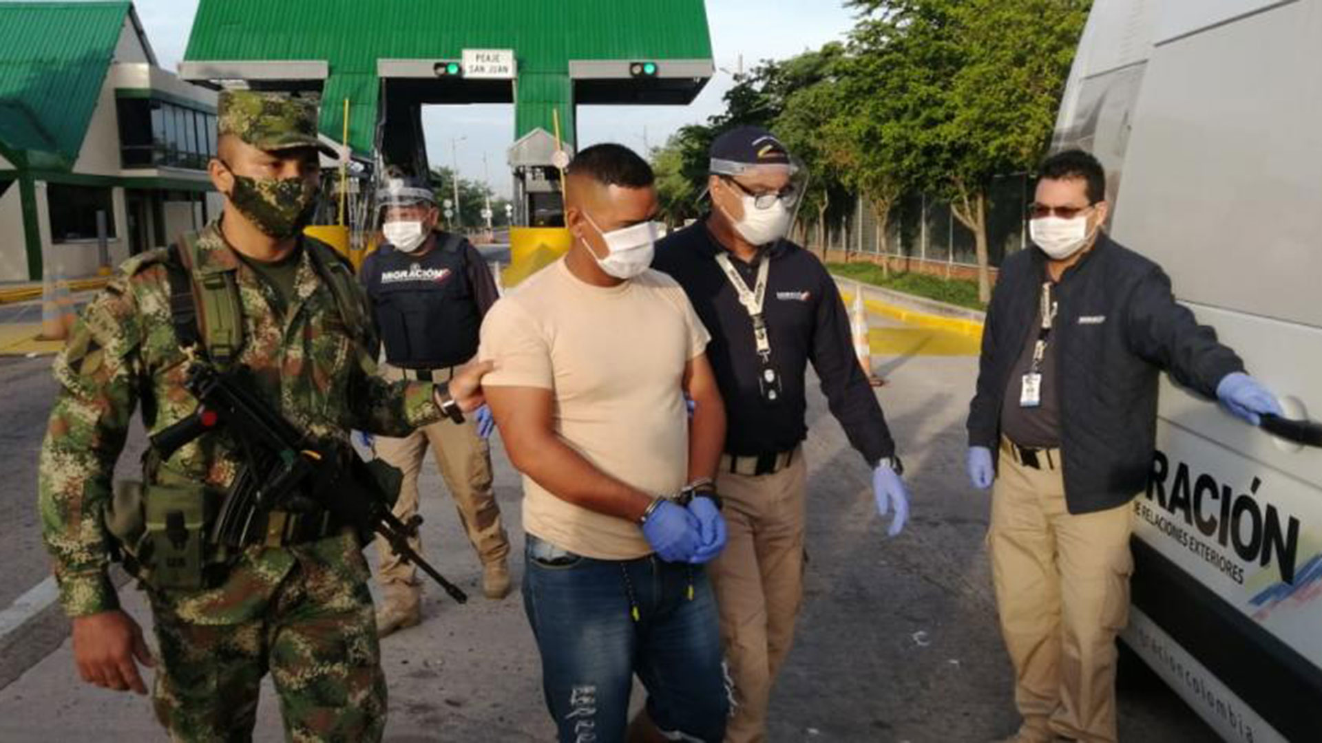 Rojas Castillo al momento de ser expulsado de Colombia