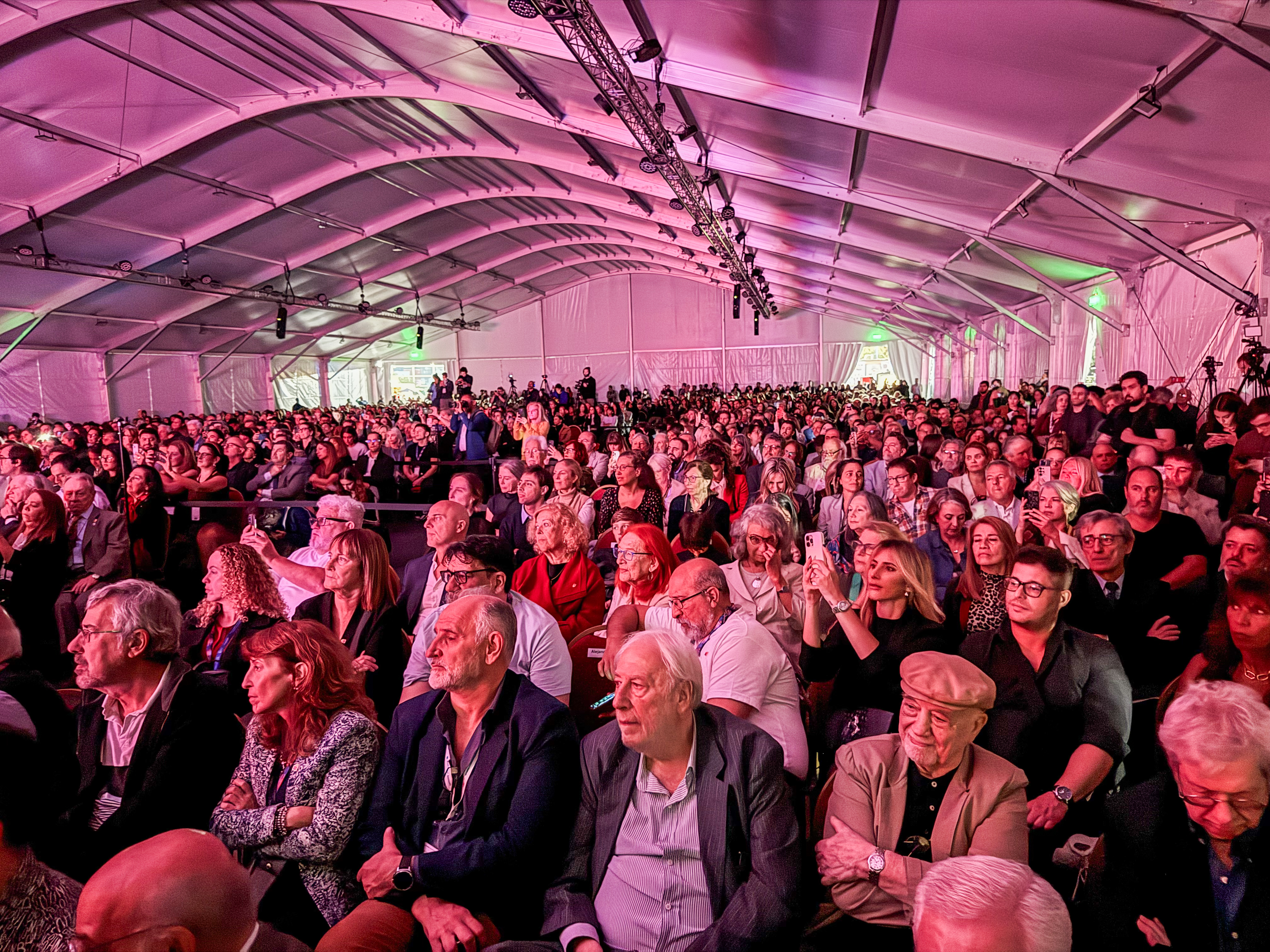 Abuchearon al secretario de Cultura en la Feria del Libro y el funcionario contest&oacute;: "?Qui&eacute;n arregl&oacute; lo de YPF, ustedes o Milei?"
