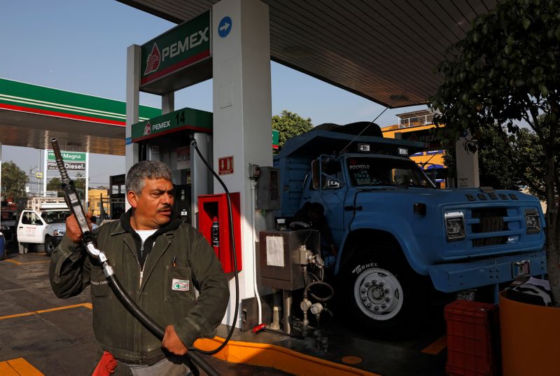 México/Archivo. Un empleado después de llenar un camión con combustible diésel en una gasolinera, en Ciudad de México (REUTERS / Henry Romero/ Foto de archivo)