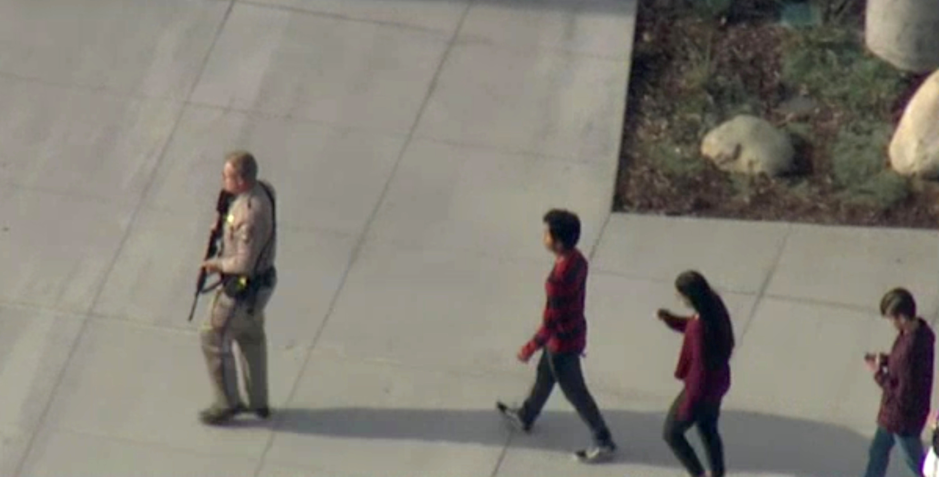 Un oficial conduce a los estudiantes en la escena de un tiroteo en la escuela secundaria Saugus en Santa Clarita, California, Estados Unidos, en 2019. (NBCLA vía REUTERS)