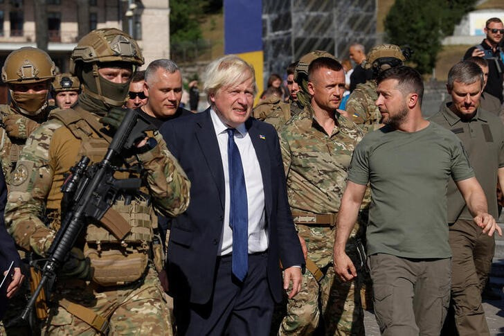 The British Prime Minister, Boris Johnson, avanza junto al presidente ucraniano, Volodimir Zelenski, in the Plaza de la Independencia in Kiev (Reuters)