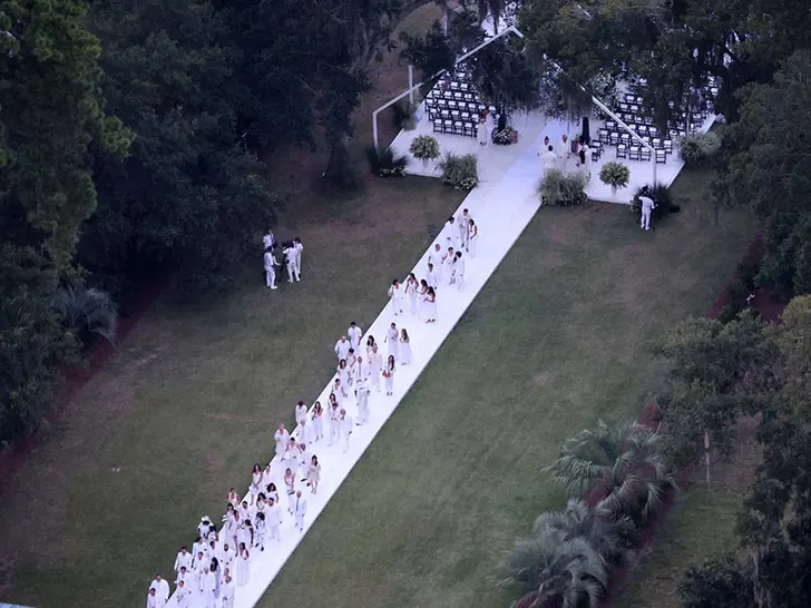 La extensa alfombra blanca que llevó a los novios hasta el altar (The Grosby Group)