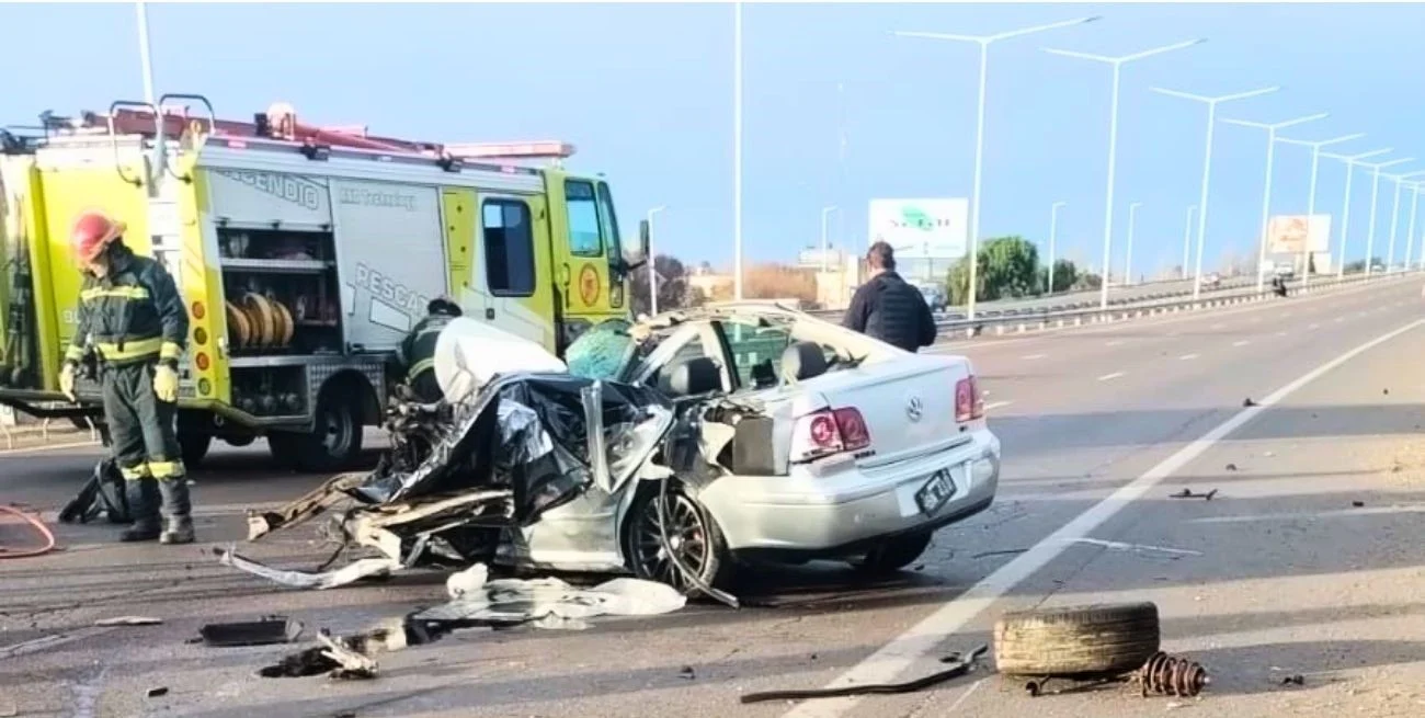 Un muerto y tres heridos al chocar un colectivo de turismo y un auto en Mendoza