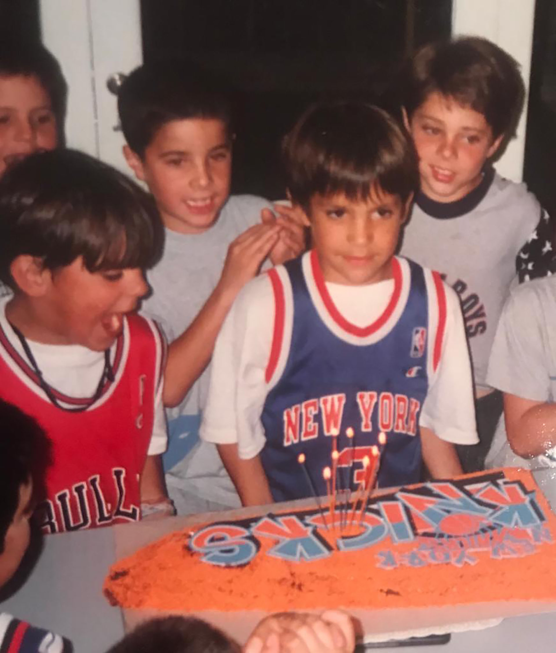 Mariano en su cumpleaños con la remera y la torta  de New York Knicks, ya se podía ver el fanatismo por el básquet 