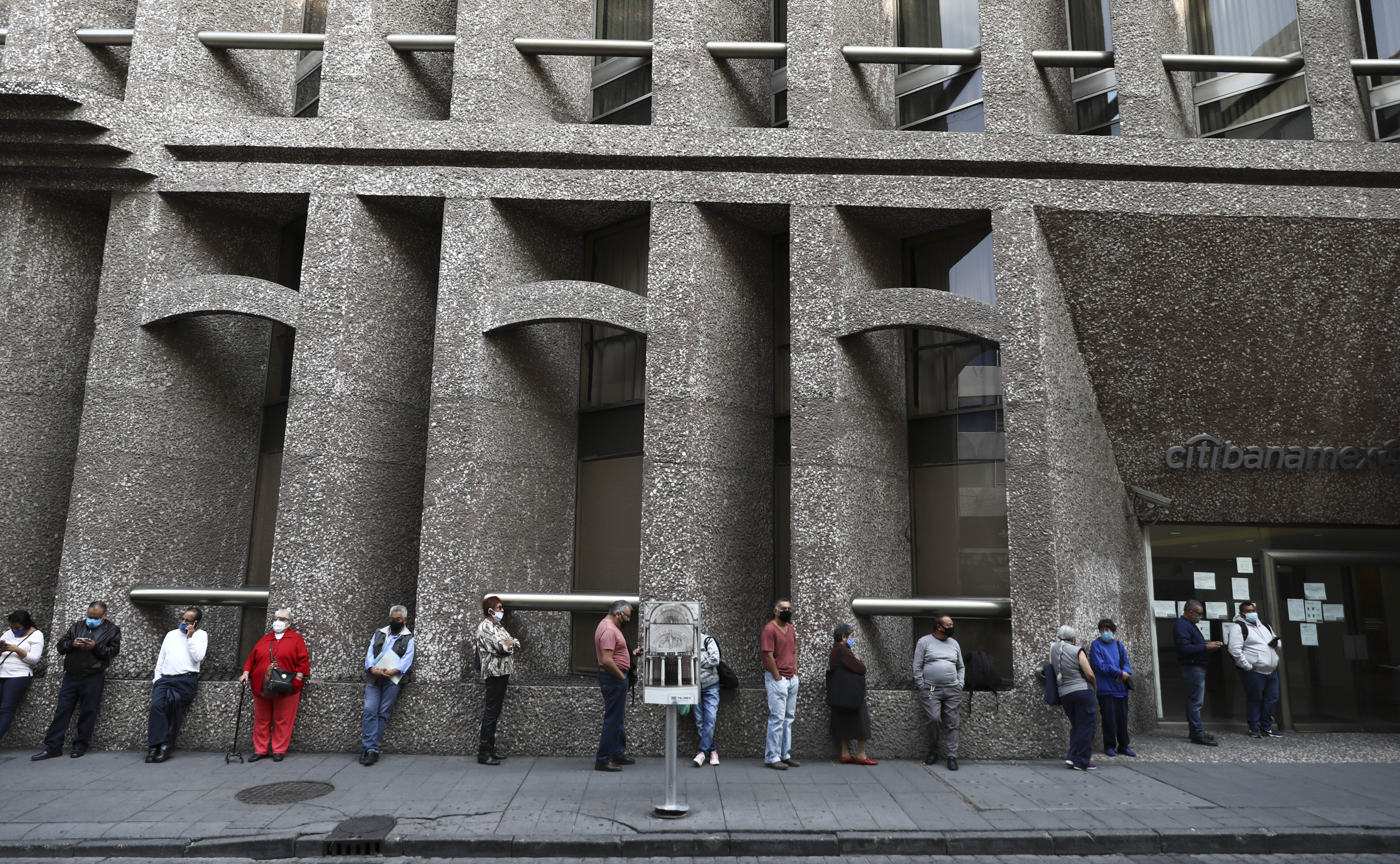 Los clientes del banco mantienen su distancia para ayudar a frenar la propagación del nuevo coronavirus, mientras hacen cola frente a un banco en la Ciudad de México, el lunes 29 de junio de 2020. (Foto: AP / Eduardo Verdugo)