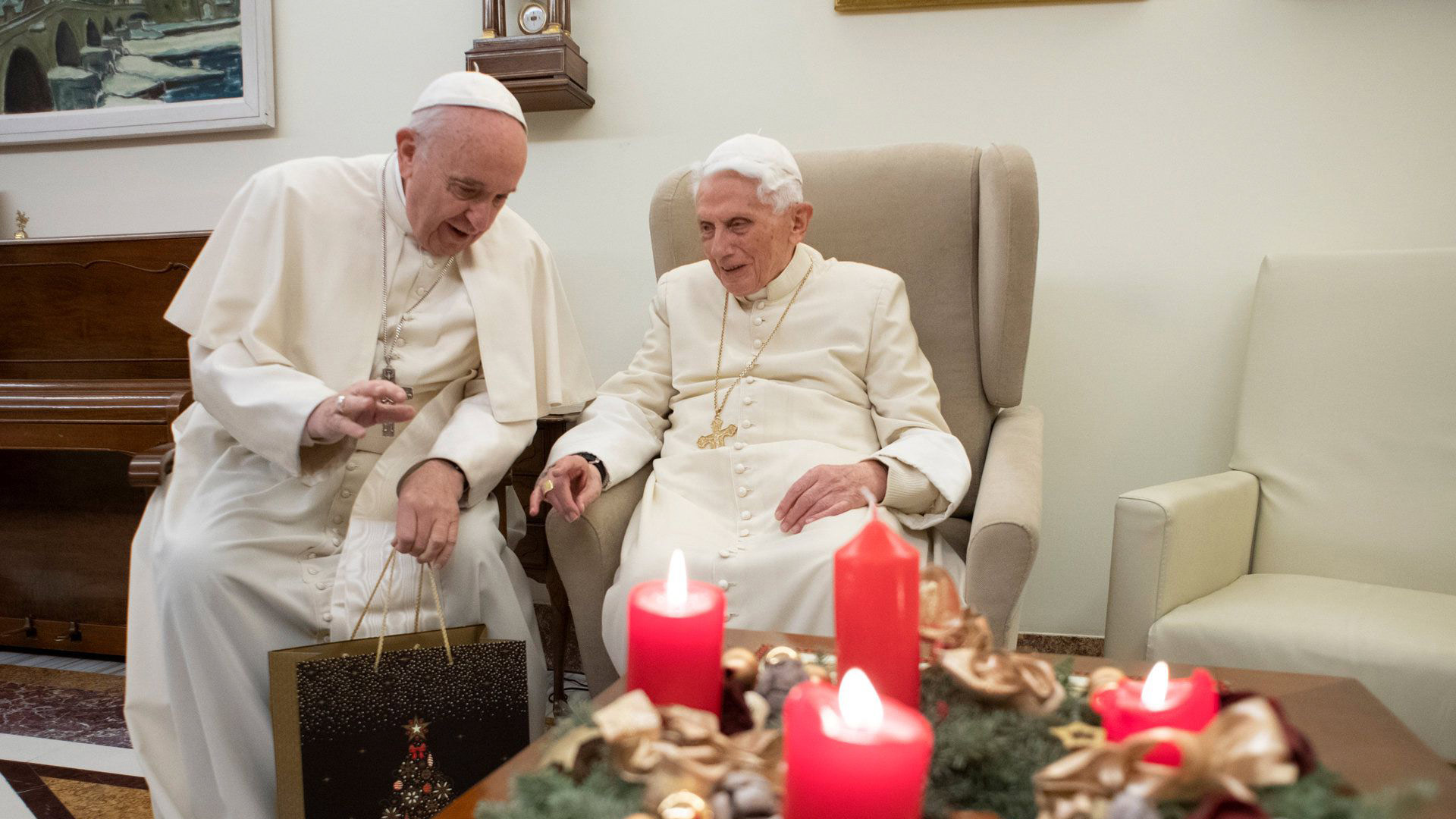 Con Francisco en una de las pocas históricas fotos de "los dos papas"(Foto: Reuters)