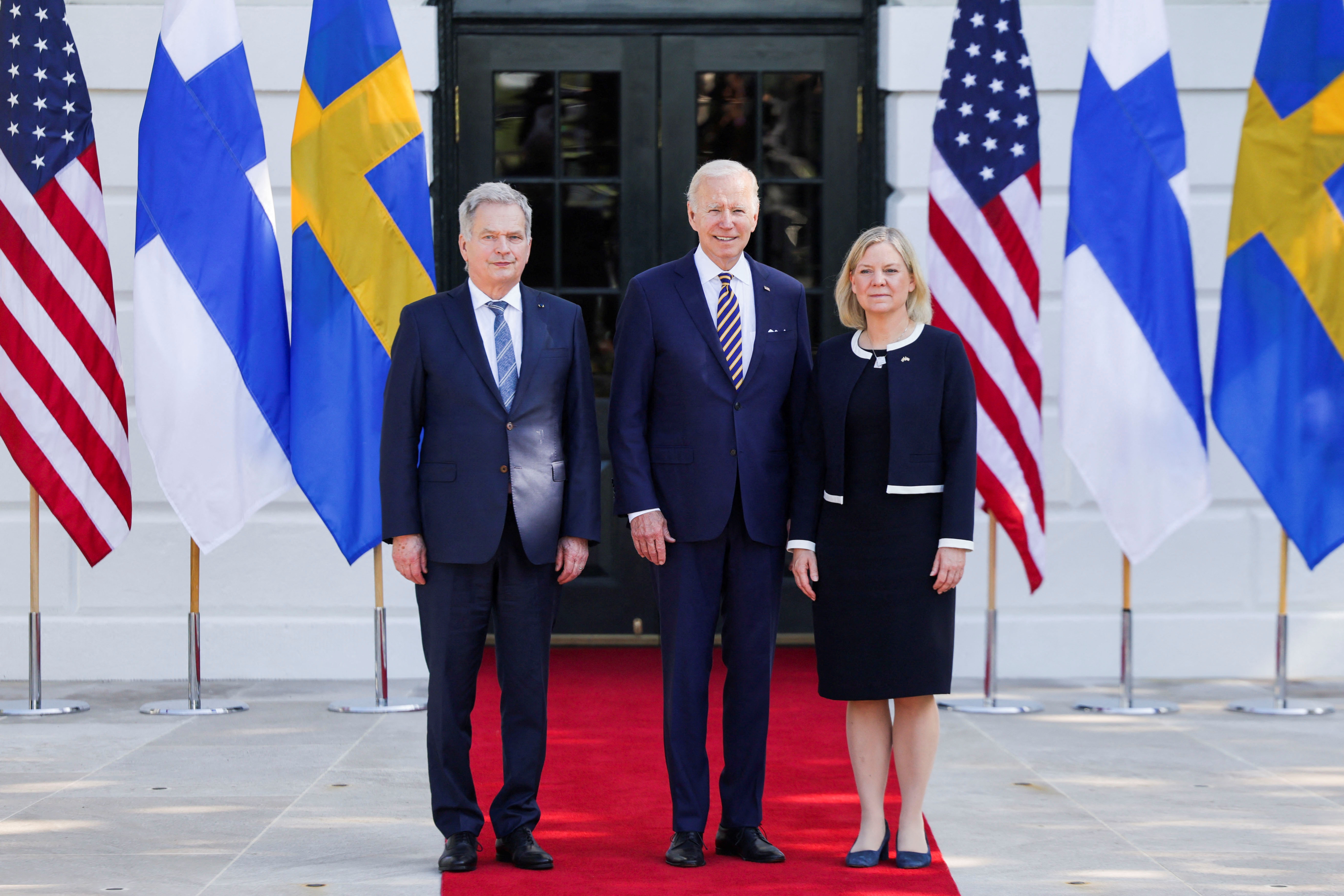 Joe Biden junto a la primera ministra de Suecia, Magdalena Andersson, y al presidente de Finlandia, Sauli Niinisto (REUTERS/Evelyn Hockstein)