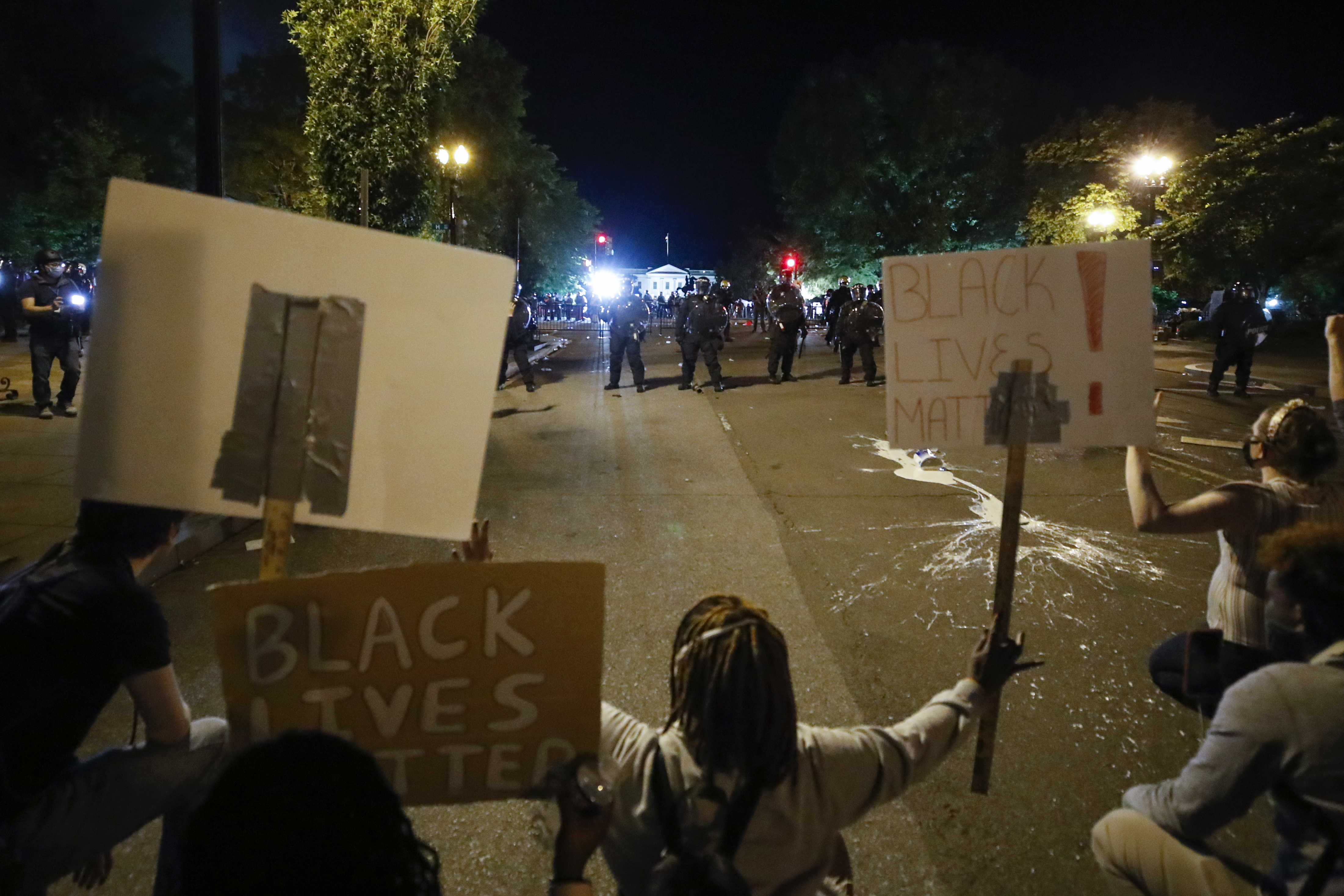 Medios locales informaron hoy de que ante las violentas protestas que sucedían en ese mismo lugar, el Servicio Secreto, encargado de la seguridad del presidente, protegió el pasado viernes en el búnker subterráneo de la Casa Blanca a Trump. (AP Photo/Alex Brandon)