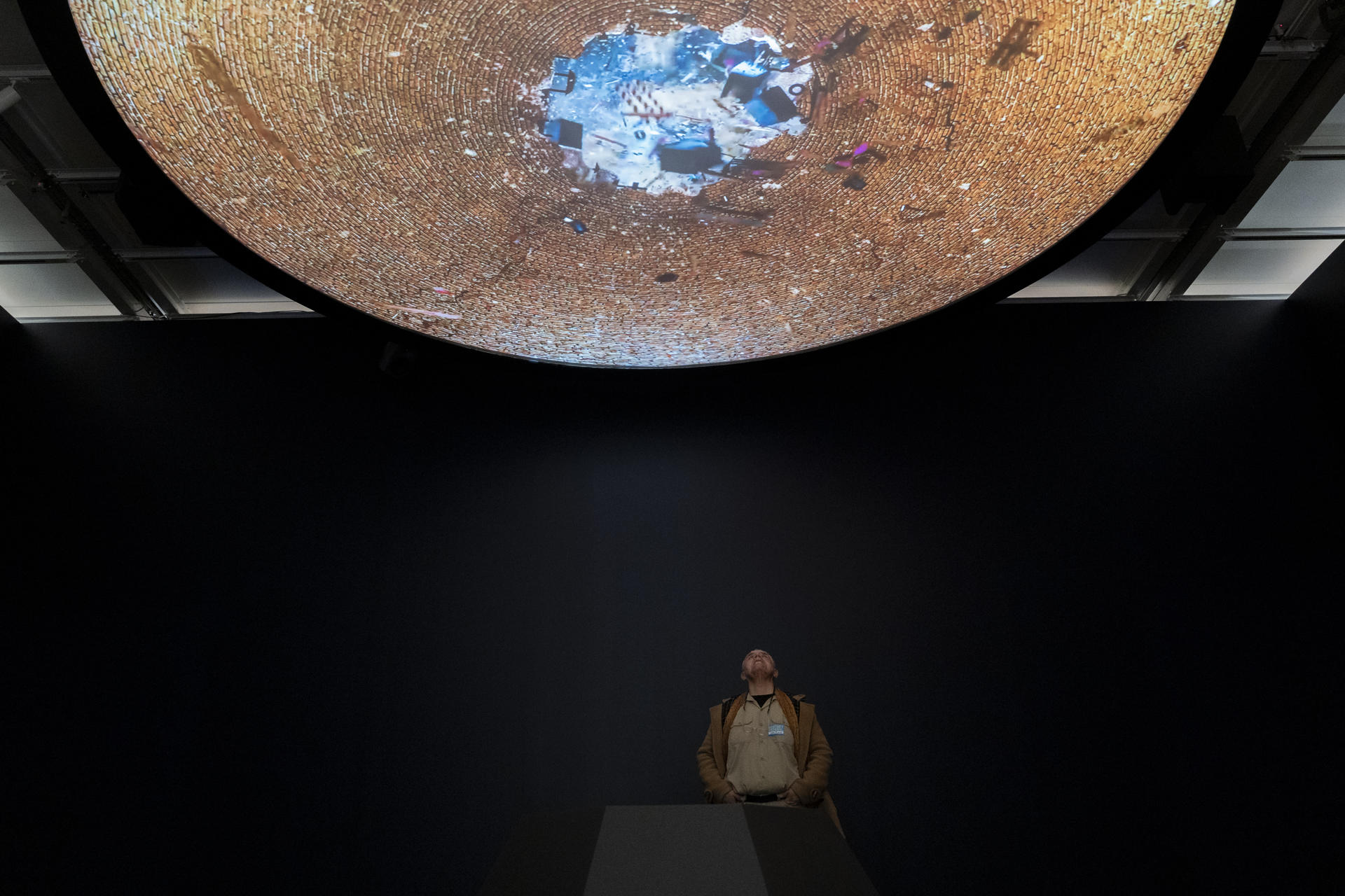 De una IA que reza a autorretratos de una artista ciega: la Bienal del Museo Whitney abre renovada