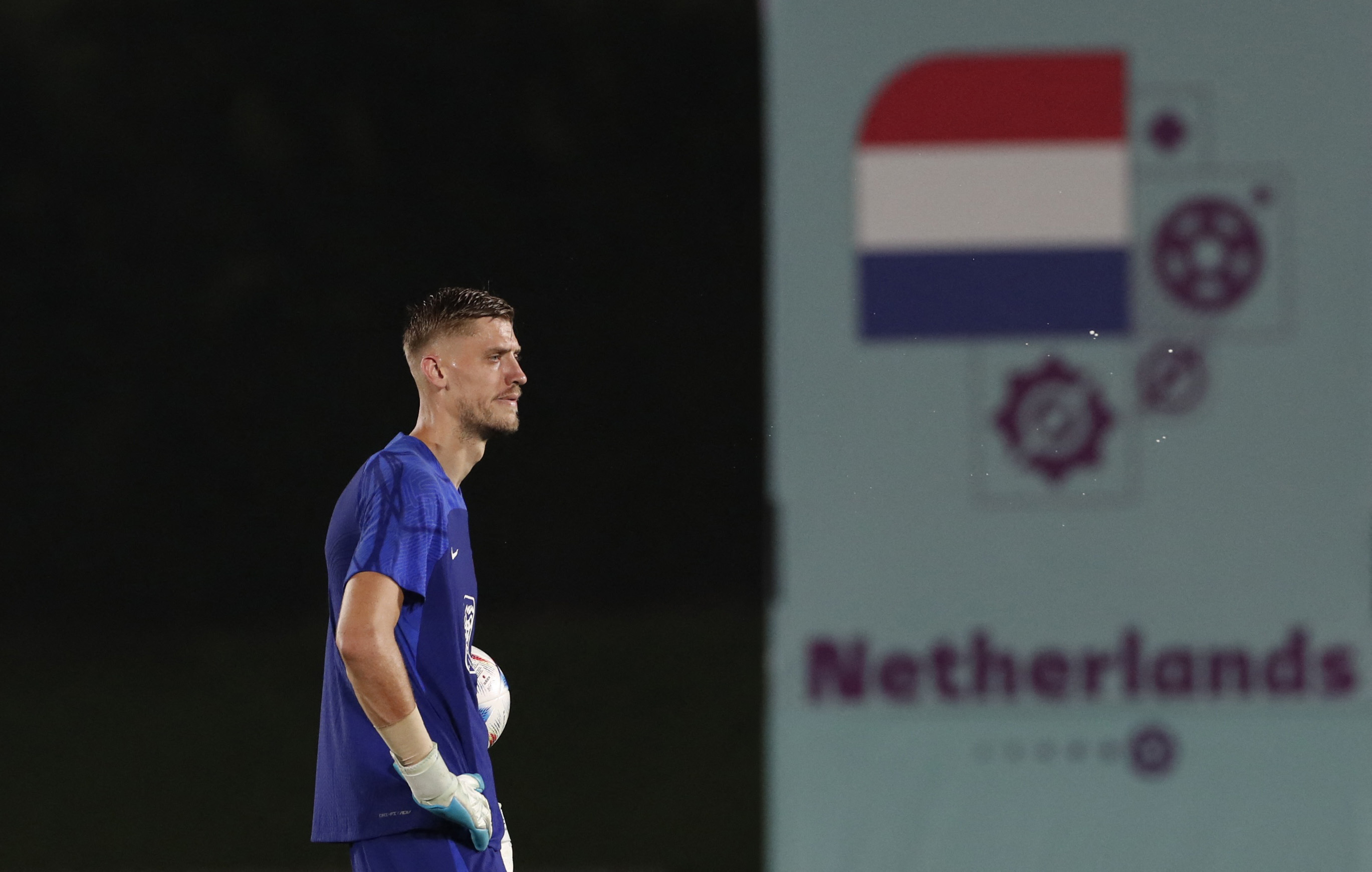 Andries Noppert y sus 203 centímetros de altura en un entrenamiento previo a la Copa del Mundo (REUTERS/Bernadett Szabo)