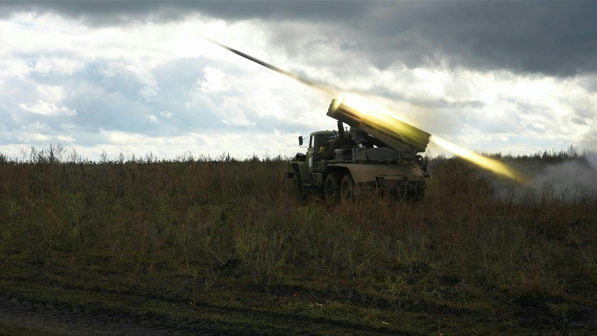 Un carro de asalto ucraniano lanza una ronda de misiles sobre las posiciones rusas en la región de Zaporizhzhia, donde ya se registra un avance de las tropas de Ucrania que intentarán cortar la línea de suministro que viene desde Crimea. (Dylan Collins/AFP)