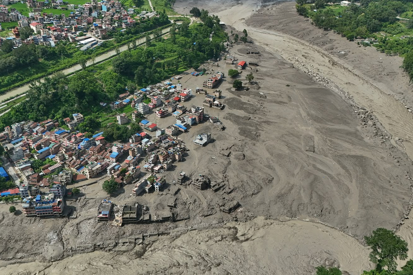 Una inundación repentina arrasó pueblos en la frontera de Nepal con China: más de 150 muertos y cientos de desaparecidos