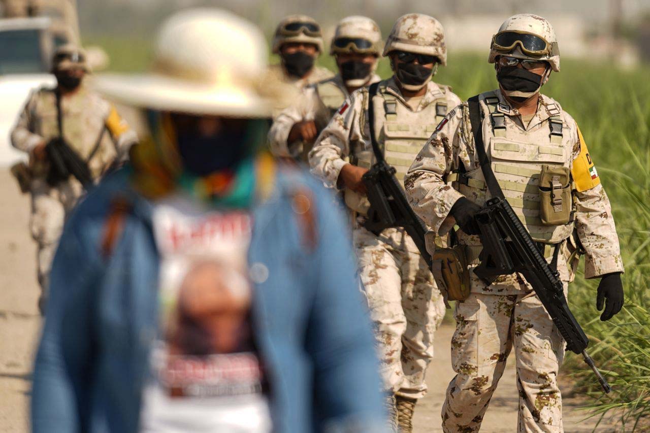 Madres de personas desaparecidas buscan en terreno desertico a sus familiares extraviados. Mexicali, Baja California, México. 18 de octubre de 2020.