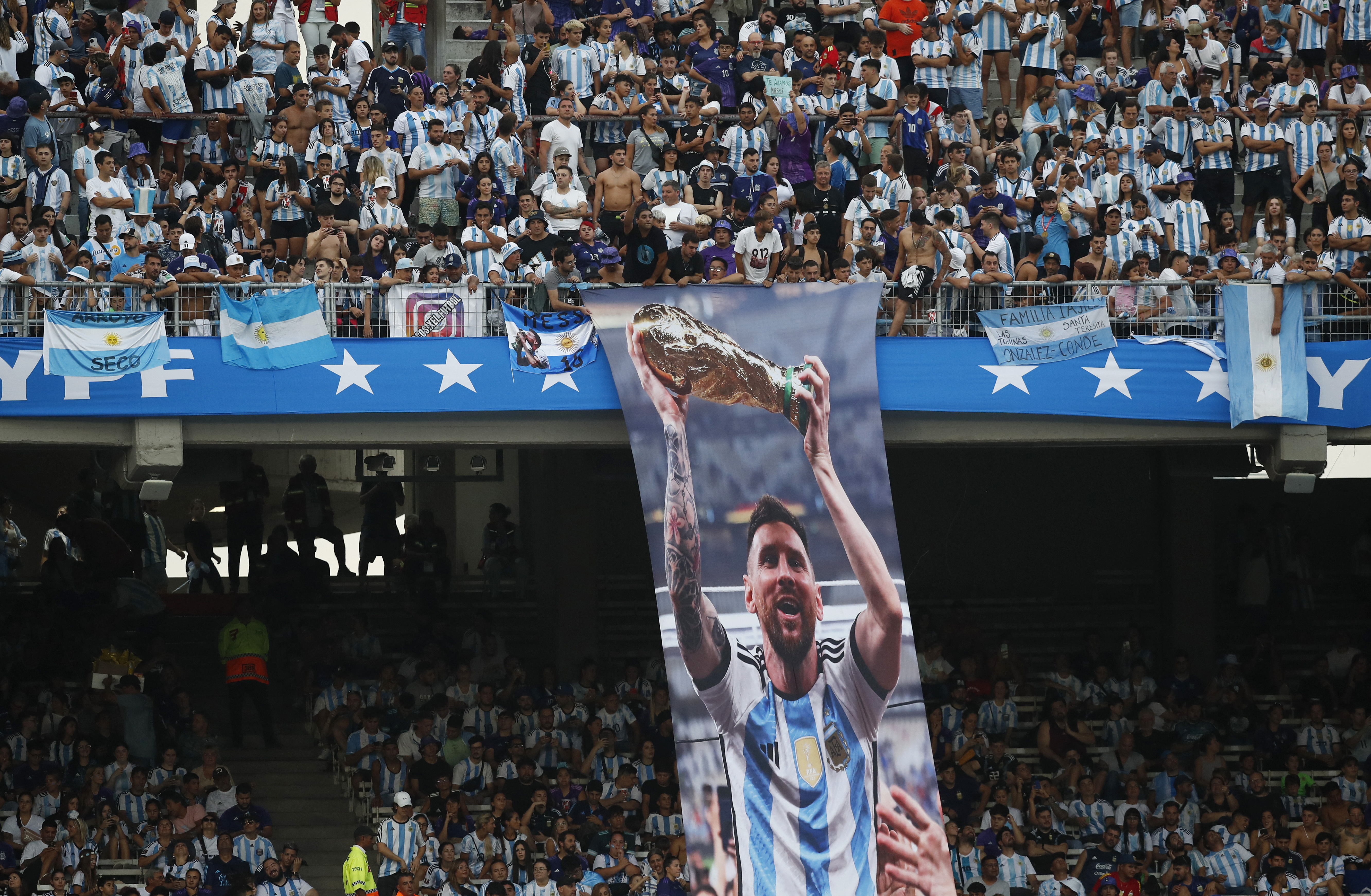 Los hinchas aguardan por Messi. Foto: REUTERS/Agustin Marcarian