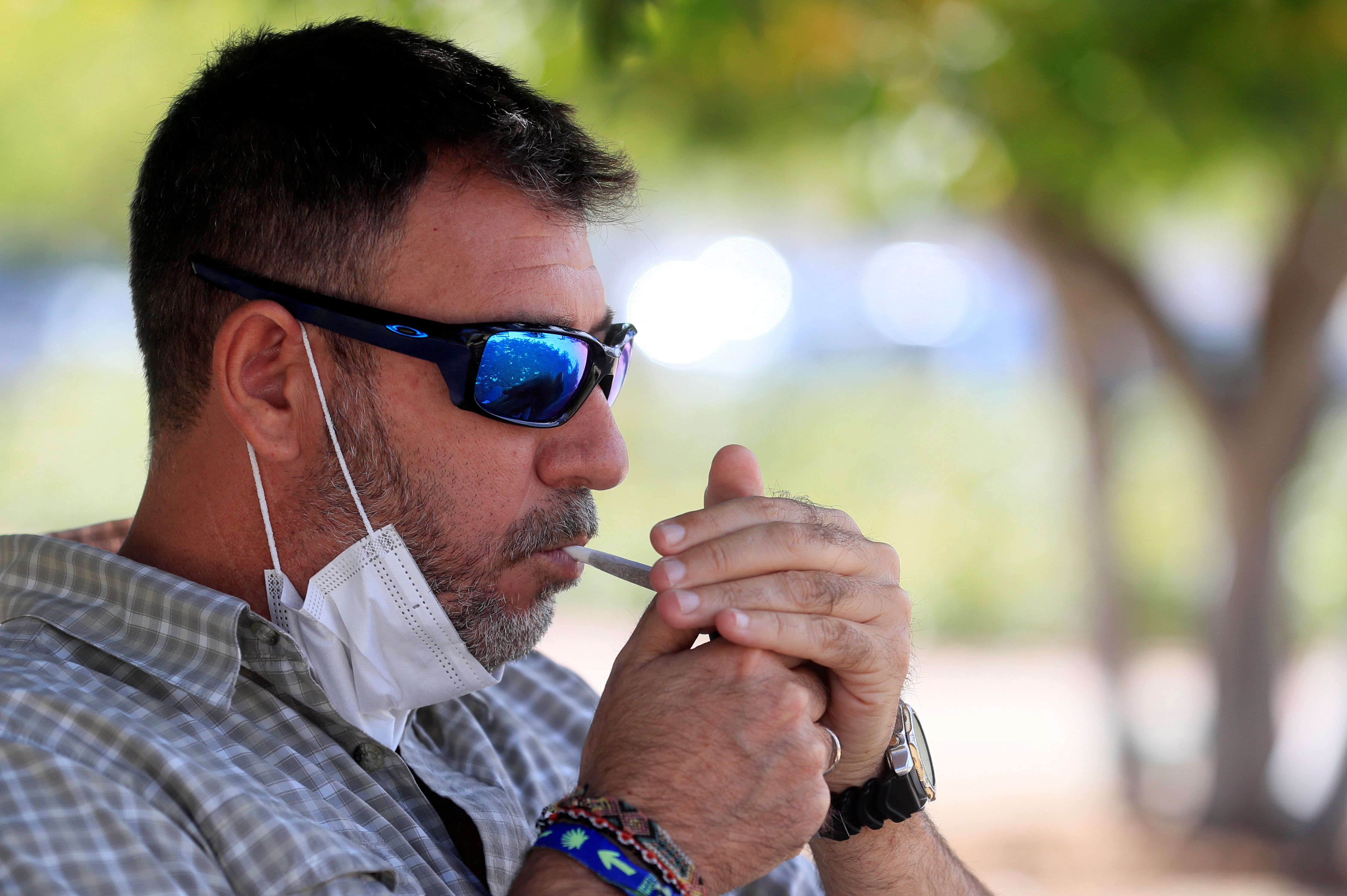 Un fumador se enciende un cigarrillo en un parque de Madrid, con el riesgo concebido que tiene en medio de la pandemia .Efeagro/Fernando Alvarado
