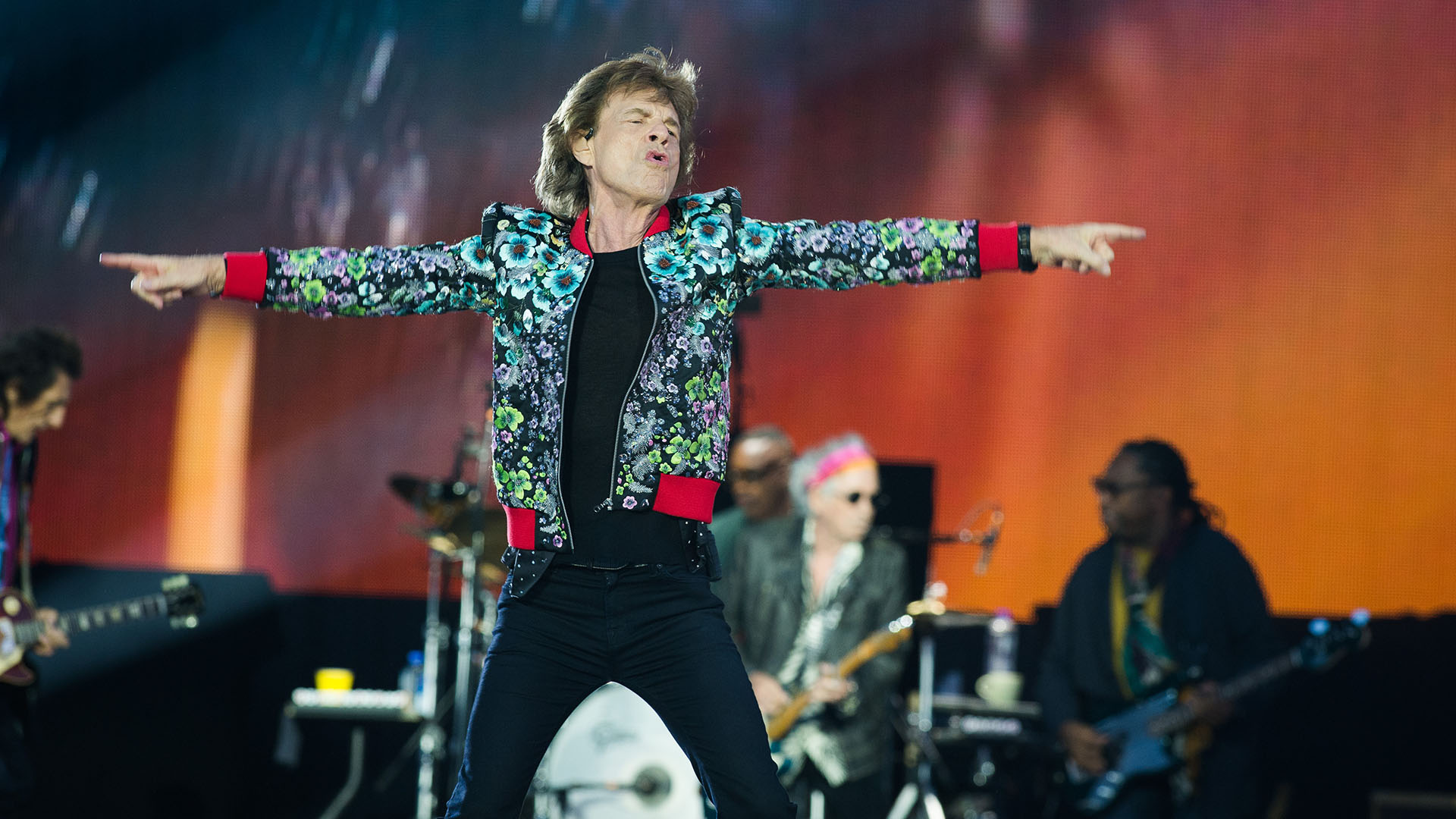 Mick Jagger en el escenario levantado en  el Hipodromo de Longchamp de París durante su actuación del último sábado. El mítico cantante de los Rolling Stones hoy cumple 79 años (David Wolff-Patrick/Redferns)