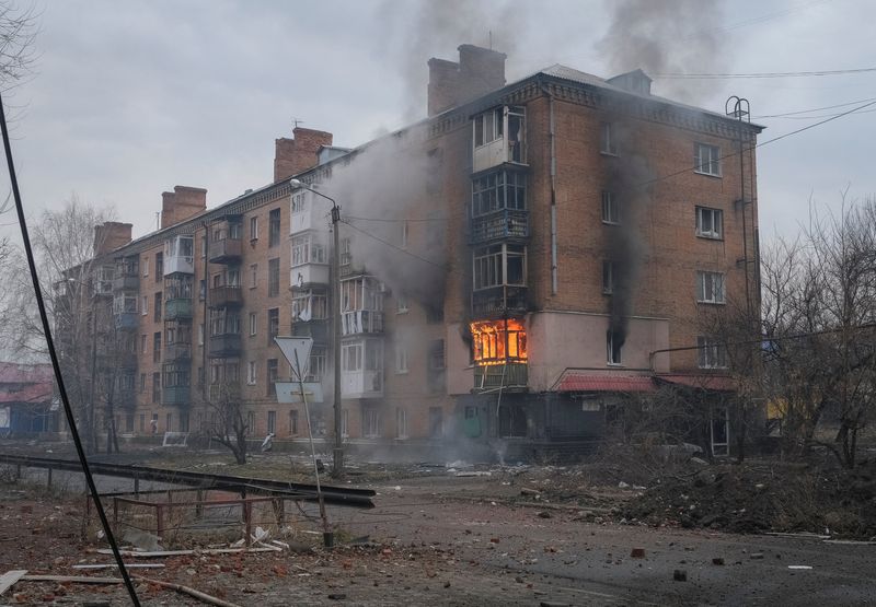 Una vista general muestra un edificio dañado por un ataque militar ruso, en medio de su ataque a Ucrania, en la ciudad de Bakhmut, en la línea del frente, en la región de Donetsk, Ucrania 27 de febrero 2023. REUTERS/Alex Babenko/Archivo