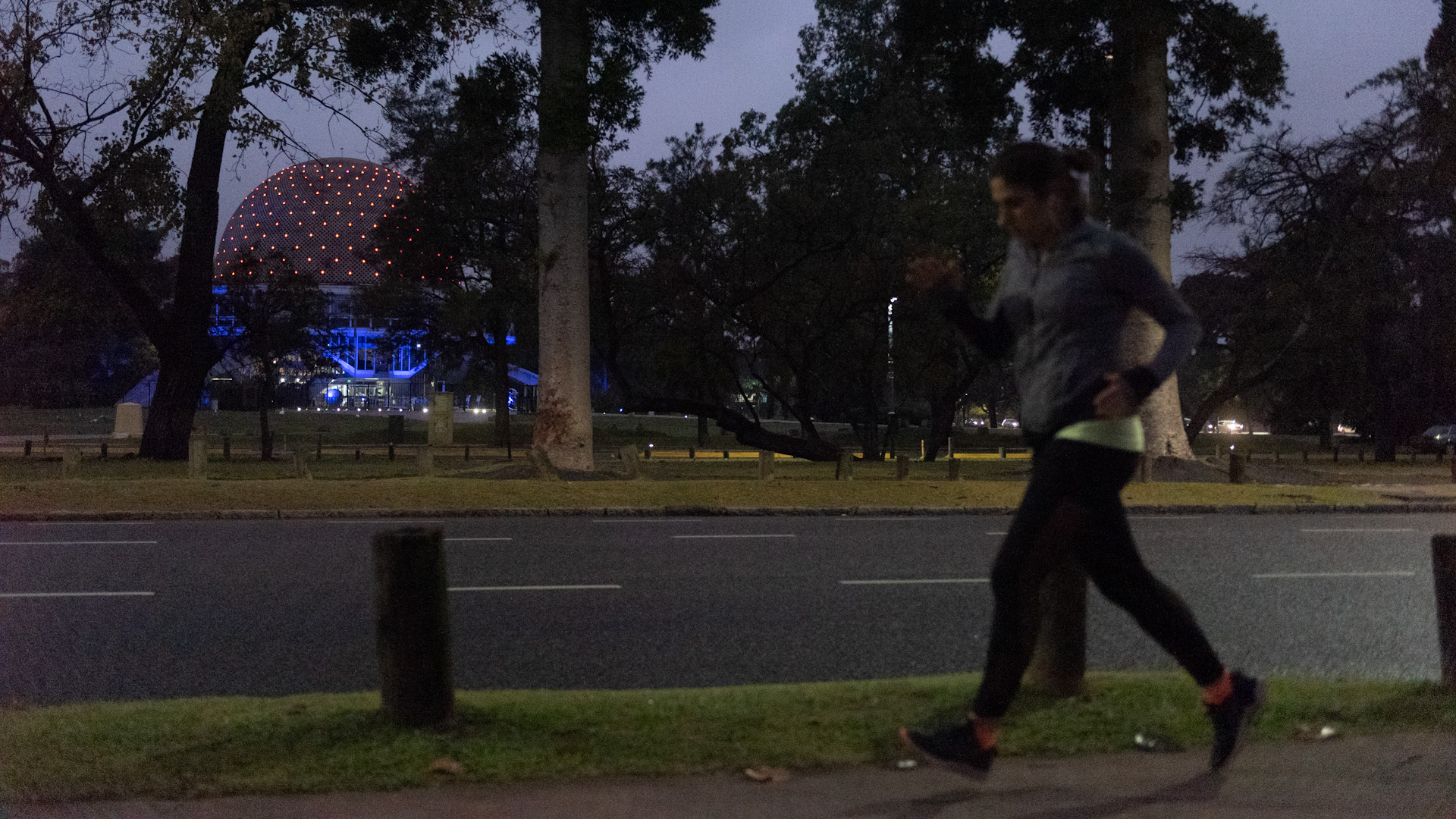 Para el infectólogo Lautaro de Vedia, ex presidente de la Sociedad Argentina de Infectología, salir a correr al aire libre evitando la acumulación de personas y respetando la distancia social no es una actividad que implique un riesgo de contagio: “Es una actividad solitaria, ya que se realiza de manera individual, que hasta podría servir para distender un poco el cansancio de la población ante la medida del aislamiento social preventivo y obligatoria”.