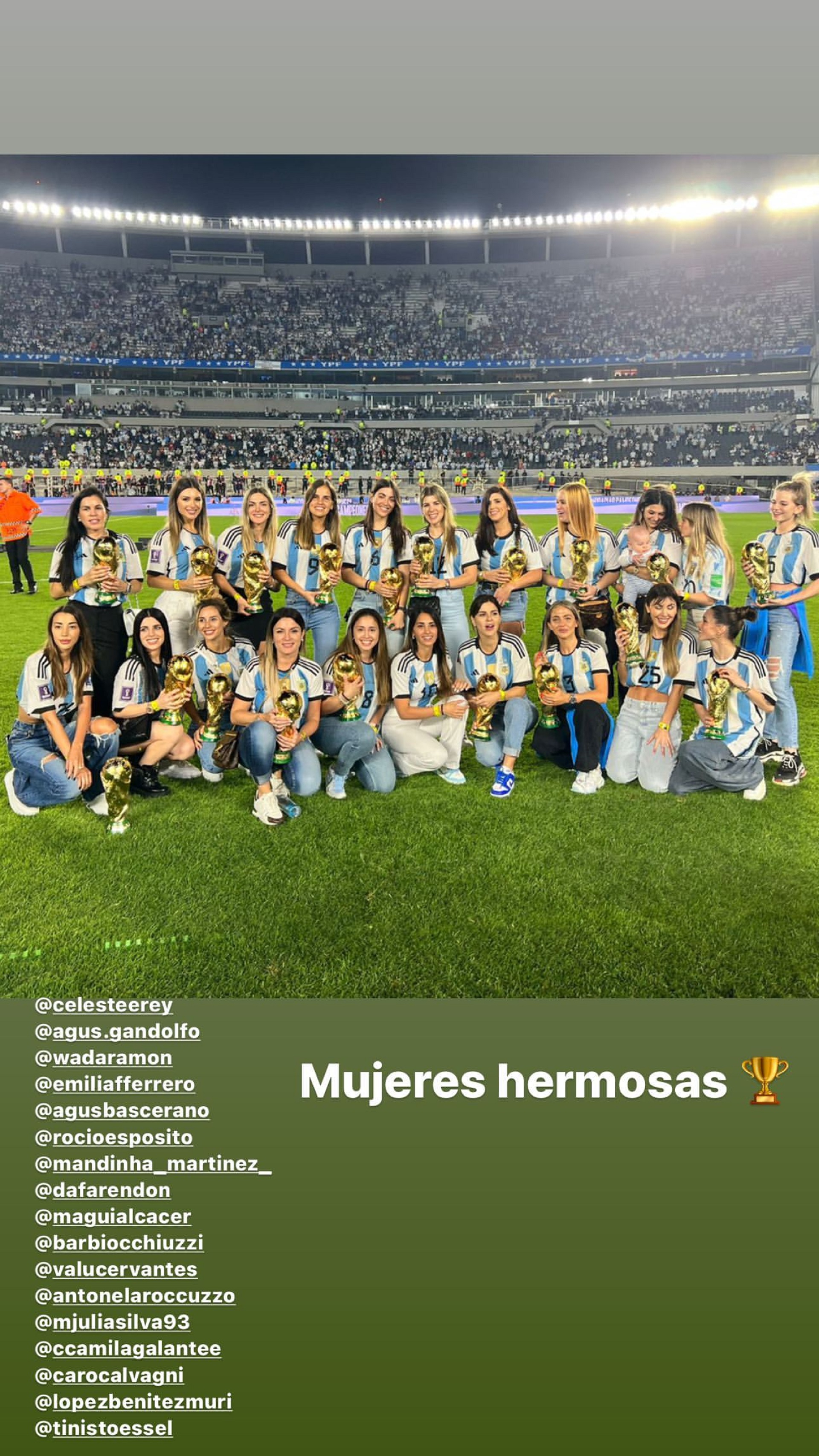 Las mujeres de los jugadores posando con la Copa del Mundo (@jorgelinacardoso26)