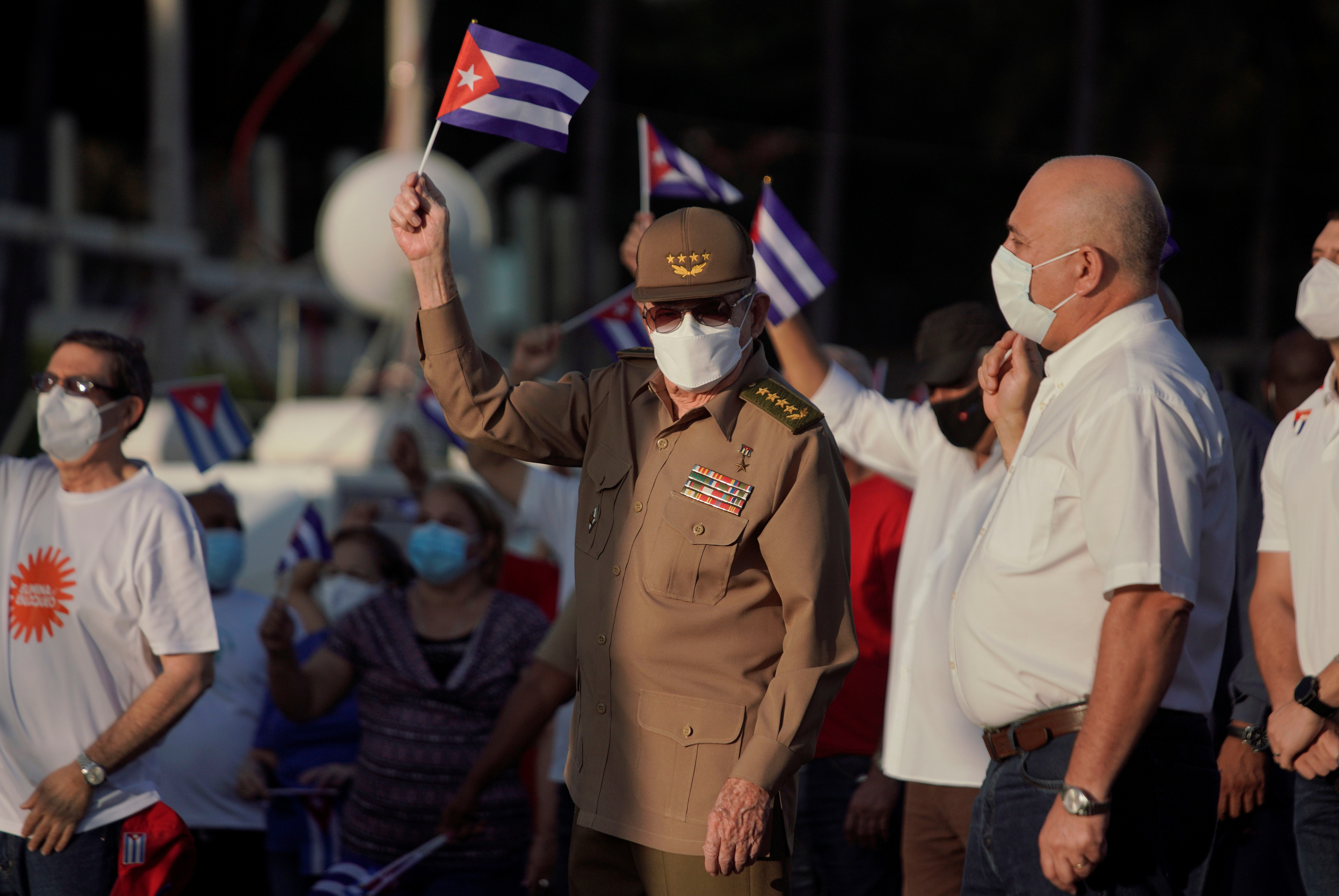 Raúl Castro agita una bandera cubana mientras participa en un mitin en La Habana, el 17 de julio de 2021 (REUTERS/Alexandre Meneghini)
