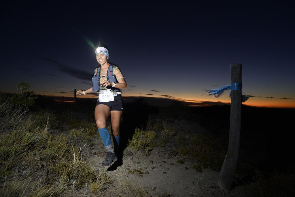 La largada y la llegada de todas las distancias tuvieron lugar en el acceso al Área Natural Protegida Rocas Coloradas (ANPRC) a metros de la playa y el mar, con una excelente vista del Islote la Tómbola / (Comodoro Ultra Trail)