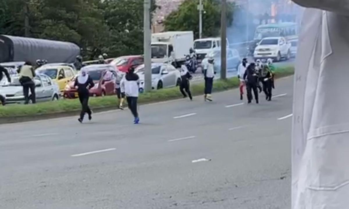 Policías en Medellín habrían estado acompañados de civiles en medio de enfrentamiento con encapuchados