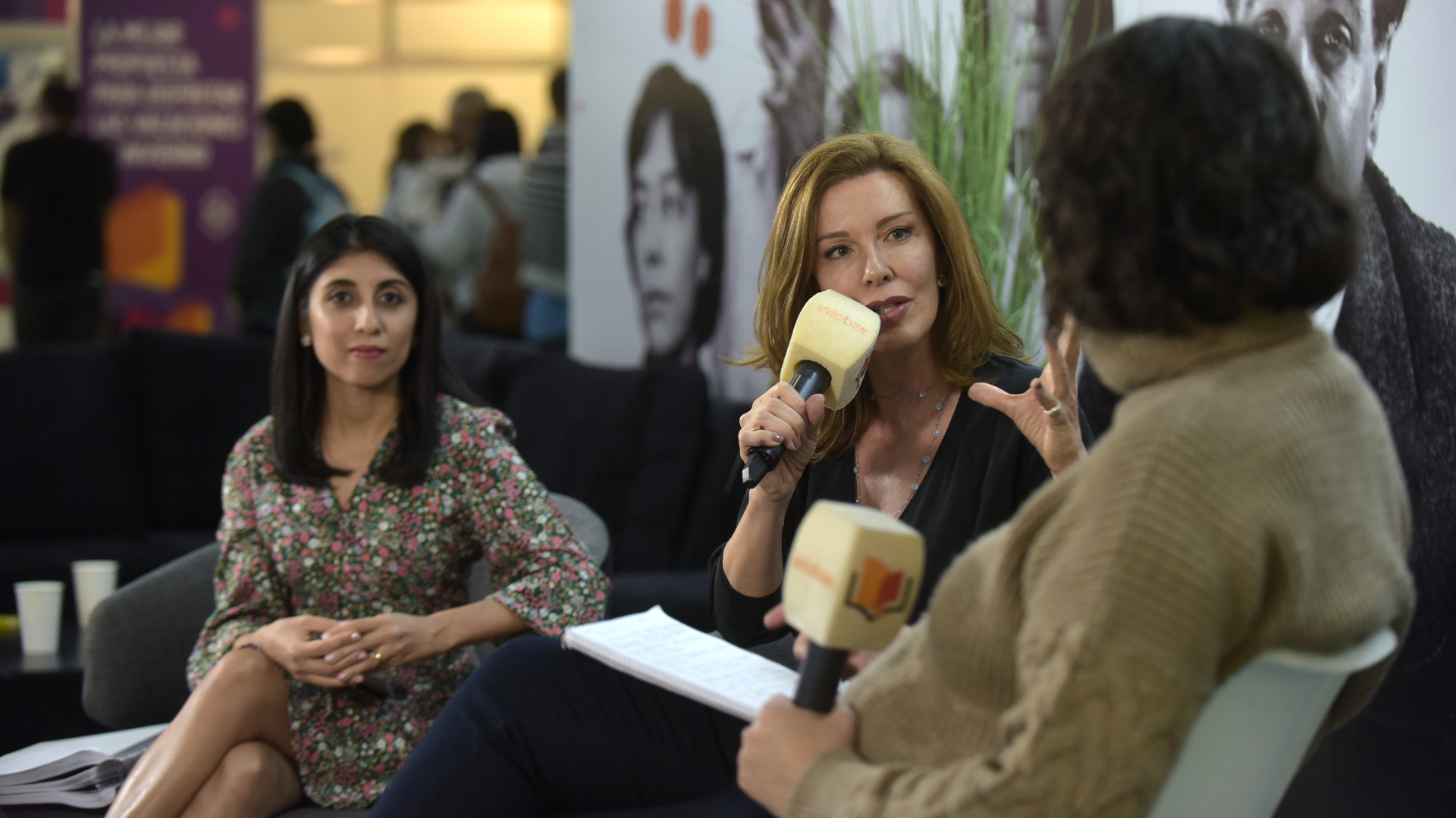 Nunzia Locatelli (centro) y Cintia Suárez (izq.) conversaron con la periodista Julieta Roffo en el stand de Leamos-Bajalibros. Crédito: Gustavo Gavotti