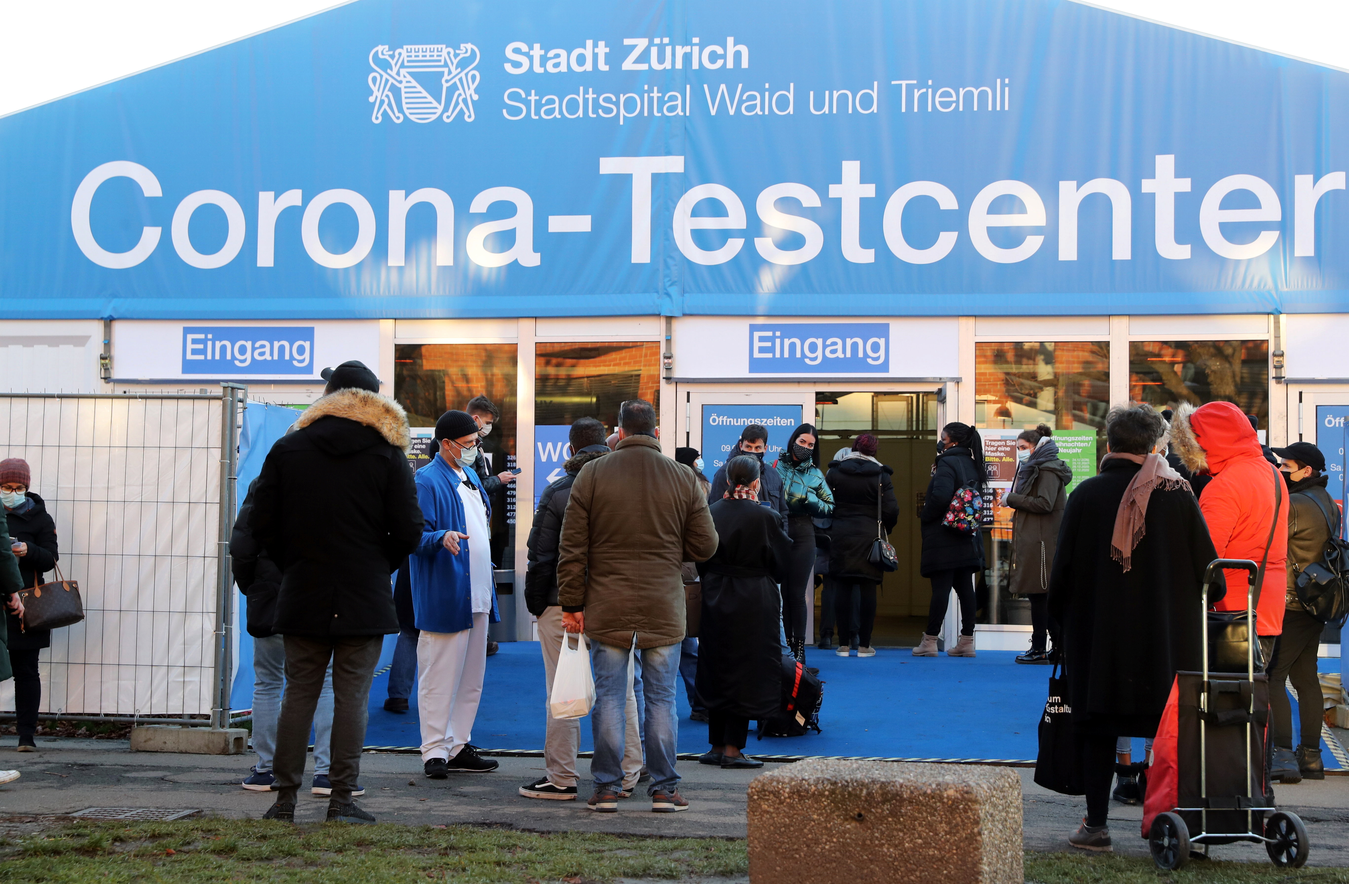 Un centro de testeo de coronavirus en Zurich, Suiza, la ciudad más "cara" del mundo  REUTERS/Arnd Wiegmann