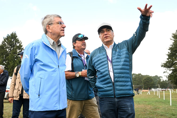 IOC President Dr Thomas Bach, Eventing Committee Chair David O’Connor, and FEI President Ingmar de Vos at the 2022 FEI Eventing World Championships in Pratoni, Italy. © FEI/Richard Juilliart