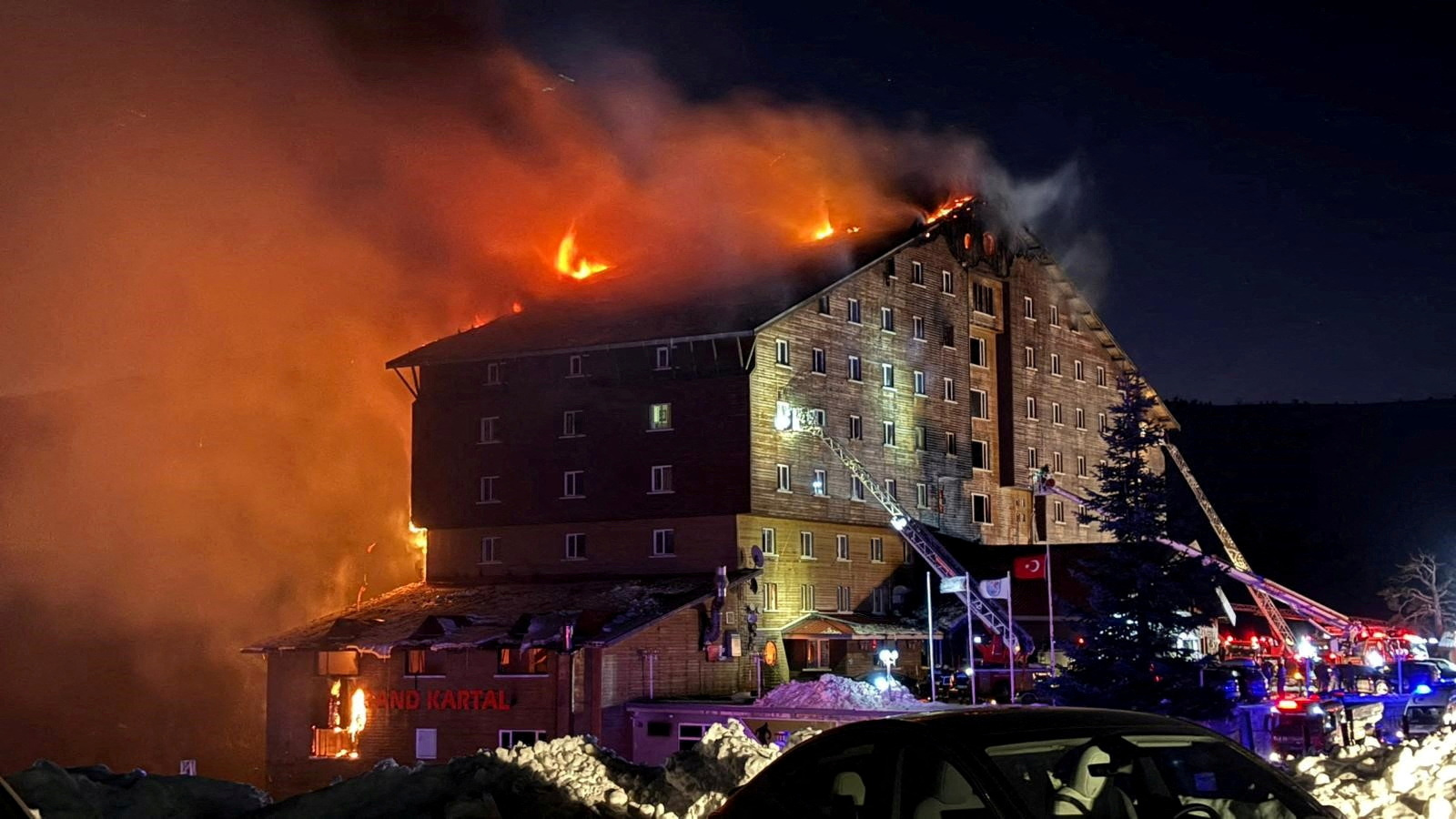 Se incendió un hotel repleto de turistas en una estación de esquí de Turquía: al menos 76 muertos y 40 heridos