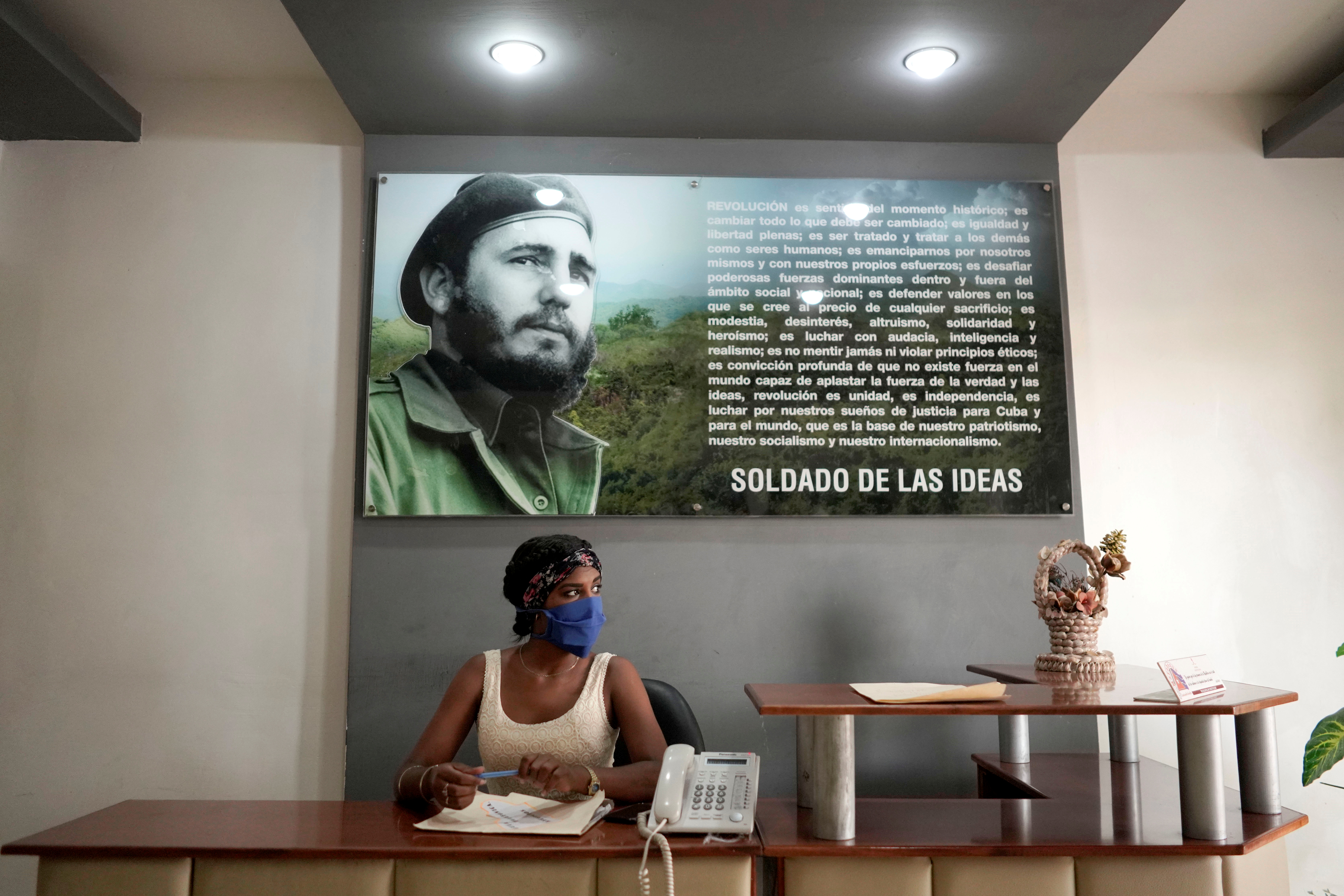 Una empleada pública con una mascarilla en un edificio estatal en  Zaragoza, Cuba, el 28 de abril de 2020. (REUTERS/Alexandre Meneghini)